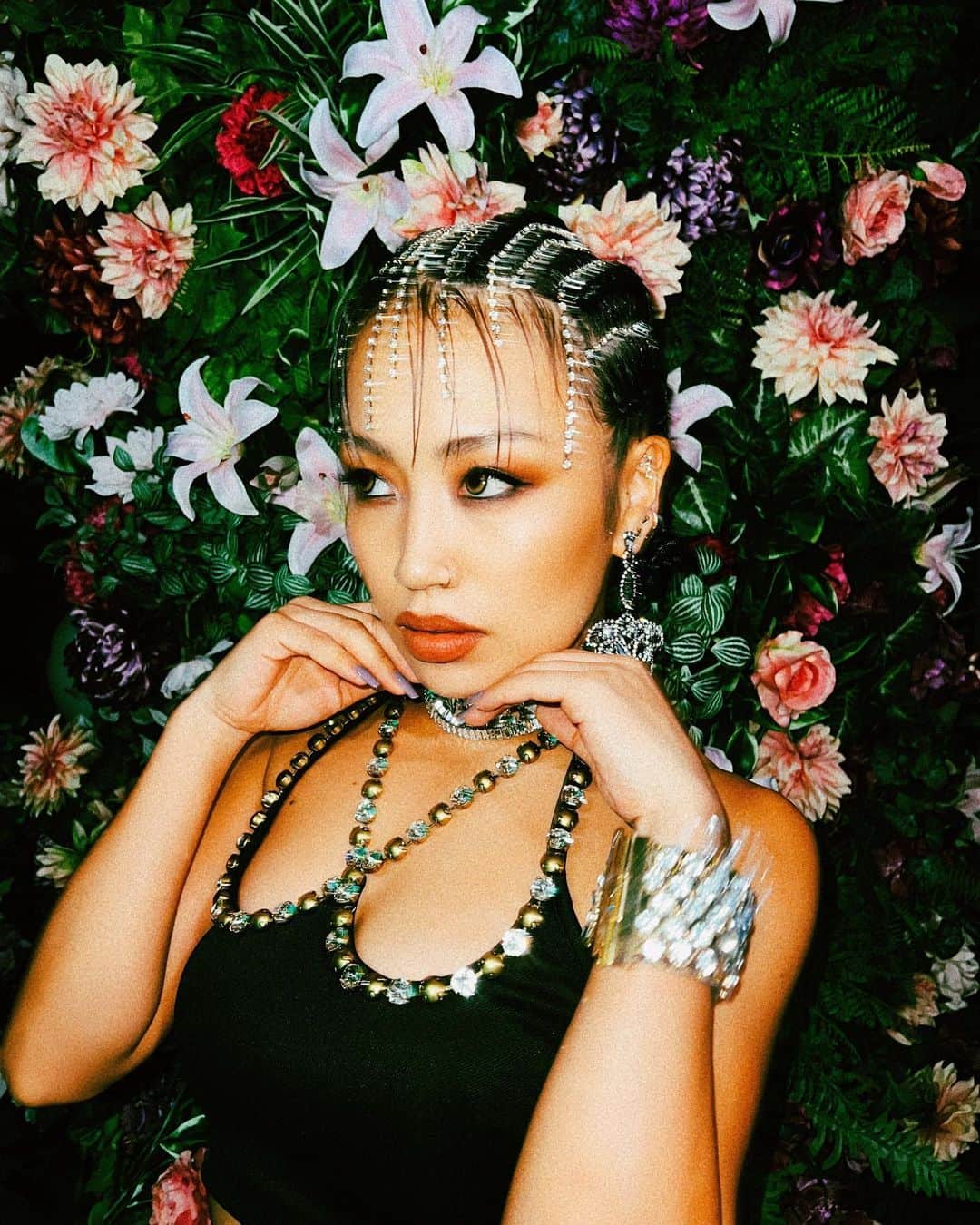 RIEHATAのインスタグラム：「Last one💐🪐🍃  📸 @hajime_kidmade  hairmakeup: @sadaito @kenichiforsenseofhumour styling: @eieioieie」