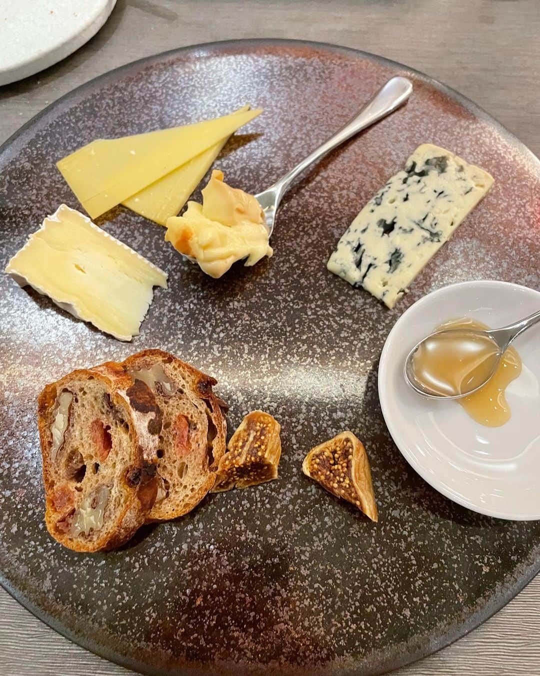 坂井雪乃さんのインスタグラム写真 - (坂井雪乃Instagram)「Restaurant L’AFFINAGE🍷🍽️🥩🧀🍨✨✨  お気に入りのフレンチレストラン ラフィナージュに行ってきました😋🍽️  ソースペリグーが最高で感動🥹❤️ 旬の国産食材を堪能して大満足のディナータイムでした💓  #フレンチ #銀座 #GINZA #銀座グルメ #ginzagourmet」10月27日 13時19分 - yukino_sakai