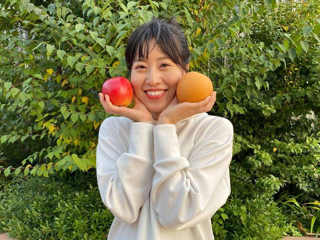 テレビ新広島のインスタグラム：「食欲の秋🍁  リンゴと梨🍎🍐  写真は番組で使用するために 準備したものですが  中西敦子アナもおととい スーパーで買ったらしいです😋  切ってそのまま食べるとのこと🍴🤍 秋の味覚を楽しむ中西アナ🎀  #中西敦子 #なかにしあつこ #中西敦子アナ #中西アナ #テレビ新広島 #tss #アナウンサー #女子アナ #りんご #リンゴ #林檎 #なし #ナシ #梨 #秋の味覚 #秋」