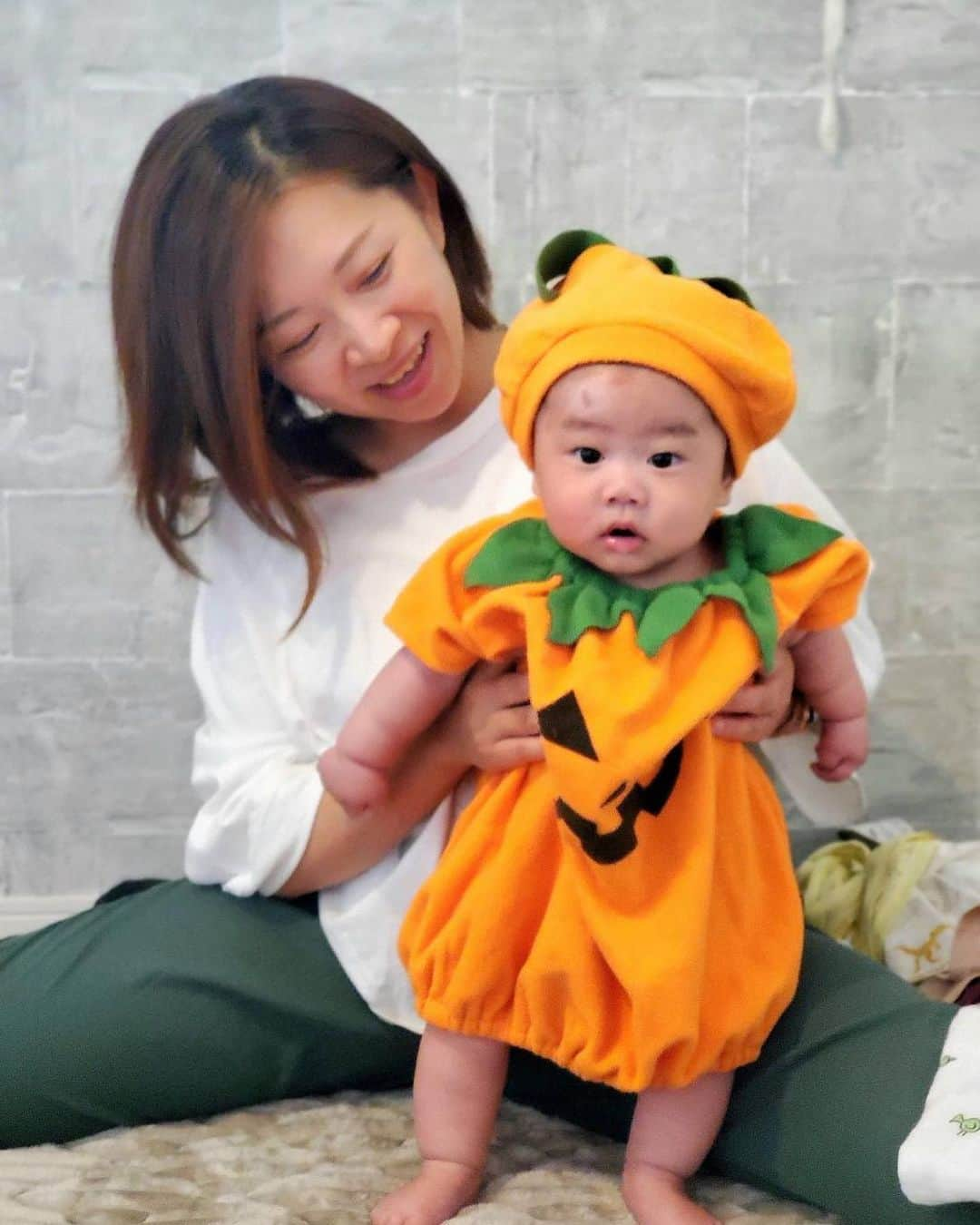 hiyoriさんのインスタグラム写真 - (hiyoriInstagram)「Zen, Happy 5 months 🎃✨🎃✨🎃✨  パツパツゼンちゃん 育ってます🐷🌱  🌝最近の寝かしつけルーティン🌝  仰向けになってお顔の前で おくるみをパタ〜パタ〜ゆら〜ゆら〜🍃  夫とサウナの熱波師みたいだね〜 って話してます🧖🔥笑  腕が磨かれるな〜💪笑  ー  🎃写真は晴れの木さん( @family_rashiku )で ベビーマッサージのレッスン後 撮ってくださったものです📸  コスチュームも貸してくださって🎃 母子写真、普段撮れなくないですか？😭 嬉しい思い出になりました♡  1人目の時はやったことなかったのですが 嵐の様に過ぎ去ってしまう日々の中  2人目の成長を噛み締める時間 =ベビーマッサージ👶  とても大切な時間です🕰️✨  ほんわか優しくあたたかいレッスンで 私はなんども泣いてしまいました😭 ママも泣くこと必要だよね〜 デトックス〜✨😂🙌✨笑  ベビーマッサージって赤ちゃんのためでもあるけど ママのためにもとってもいいんだな〜って 初めて知りました😳  晴れの木の晴佳先生は ほんわかだけどアグレッシブで 今後も面白いレッスンやイベントを たくさん考えているそう！！💭  11/30は よもぎ蒸し🌿(お子様見守り付き) +ふれ愛あそび👶❤️ だそうです♪  蒸されたい方、チェックしてくださ〜い😉  晴れの木🌲☀️ @family_rashiku   #子育て #子育て日記 #5ヶ月ベビー #ハロウィン #ハロウィン仮装 #ハロウィン🎃 #かぼちゃ #halloween」10月27日 13時23分 - hiyori_nakamura