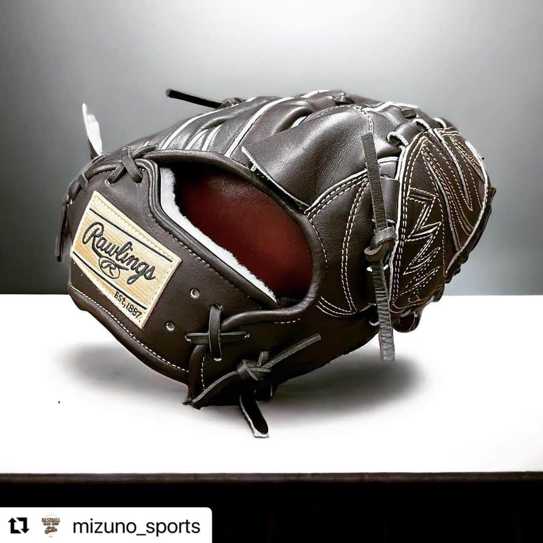 のインスタグラム：「#Repost @mizuno_sports with @use.repost ・・・ こんばんは☺︎ #今日のグラブ #ローリングス  wizard#01 投手用 現在型付け中 なんですが フォルムがキレイだったので 気分で投稿 wizardならではの バックスタイル フィット感が良い だけでなく 手の入り方で 投球にも良い影響が 出るそうだ それならコレで 良い結果 出ますように と 型付けにも念が入る ってもんだ 格好良いカラーは moca 渋く美しい 平裏とラベルカラーも オシャレな組み合わせだ ブラウンがいい！ って言ってた彼も これなら 満足してくれるであろう 仕上がりまで もう少し がんばりマス☺︎ @rawlings_japan_llc」