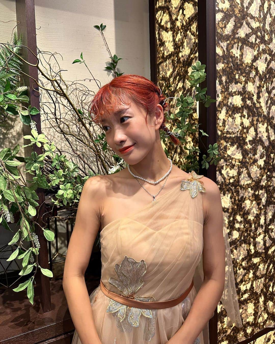 HANAのインスタグラム：「That crewで #ブライズメイド 👗♡  このためにめっちゃ絞って😂✌️ ピーク時からマイナス10㌔したっ😂😂  可愛すぎるヘアセットは @_nenstyle._ さん🫶 いつも私の髪の毛はアカネさんで出来てます💞 いつもありがとうございますっっ♡♡♡」