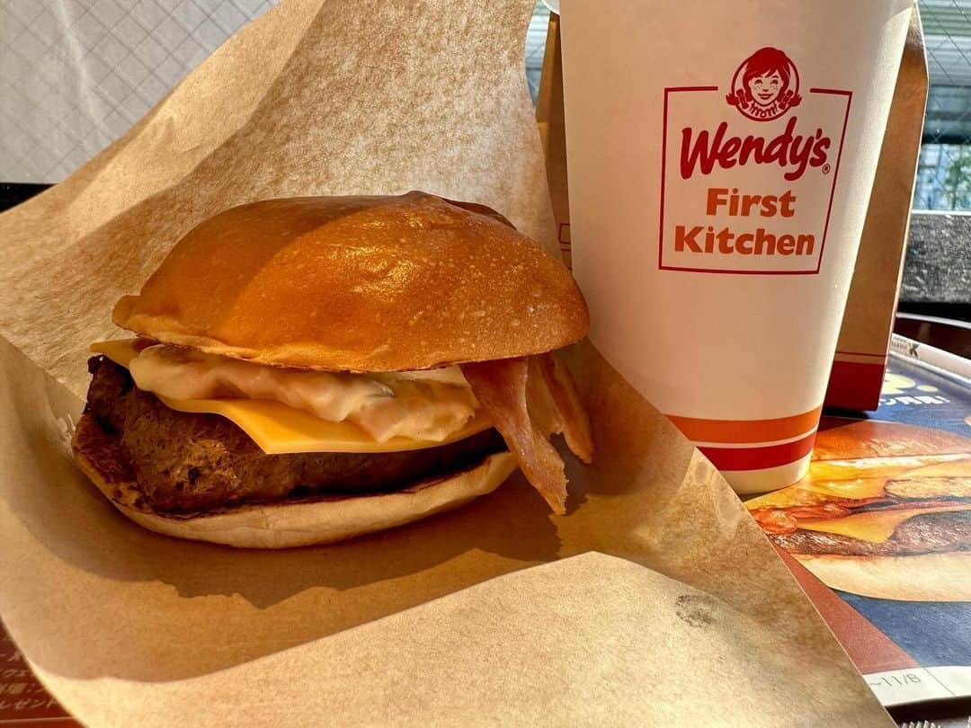 まえちゃんねるのインスタグラム：「今日のランチは、ベーコンエッグバーガー🍔久々で美味い😋ただ会社から15分かかるから食べ終わったら直ぐに帰らねば。  #ランチ #今日のランチ #ベーコンエッグバーガー #ハンバーガー #ウェンディーズ #ファーストキッチン」