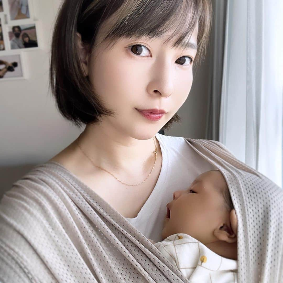 荒木未歩のインスタグラム：「母子共に1ヶ月検診終了🤱 晴琉は疲れ果ててコニーで爆睡😴  親の方は子宮の戻りも良く 産後の状態はOK、子育て頑張って！ とのことでした☺️  子供の方は1ヶ月で5cmも大っきくなってて、 助産師さん、お医者さん、母びっくり😂  成長は順調だったけど 黄疸のチェック引っかかって 血液検査して、平常値まで本当あと少し オーバーしてたので2ヶ月後も追加で検診になりました🥹  でも下りがゆっくりなだけだと思うから そこまで心配はいらないとのことでした☺️  また生まれてから直母授乳が なかなか上手くいかなくて、 乳頭保護器とか使いながらやってたんだけど 今日助産師さんの前で授乳してみたら なんと普通に直母で授乳できた😂😂  本番に強い子なのかな？笑笑 って助産師さん笑ってた🥹  でも病院でやった感じ、授乳クッションない方が ちゃんと咥えてくれることがわかって 帰って来てからクッション無しでやってみたら ちゃんと咥えてくれた🥹🥹  今までの苦労はなんだったんだって感じ😂😂笑  乳頭混乱とかで手こずってる方 一度授乳クッション無しでやってみてもいいかも😉  #新生児黄疸 #1ヶ月検診 #生後1ヶ月 #黄疸 #乳頭混乱 #直母授乳 #混合 #完母育児  #konny #コニー抱っこ紐 #育児日記 #育児記録 #ママライフ #男の子ママ」