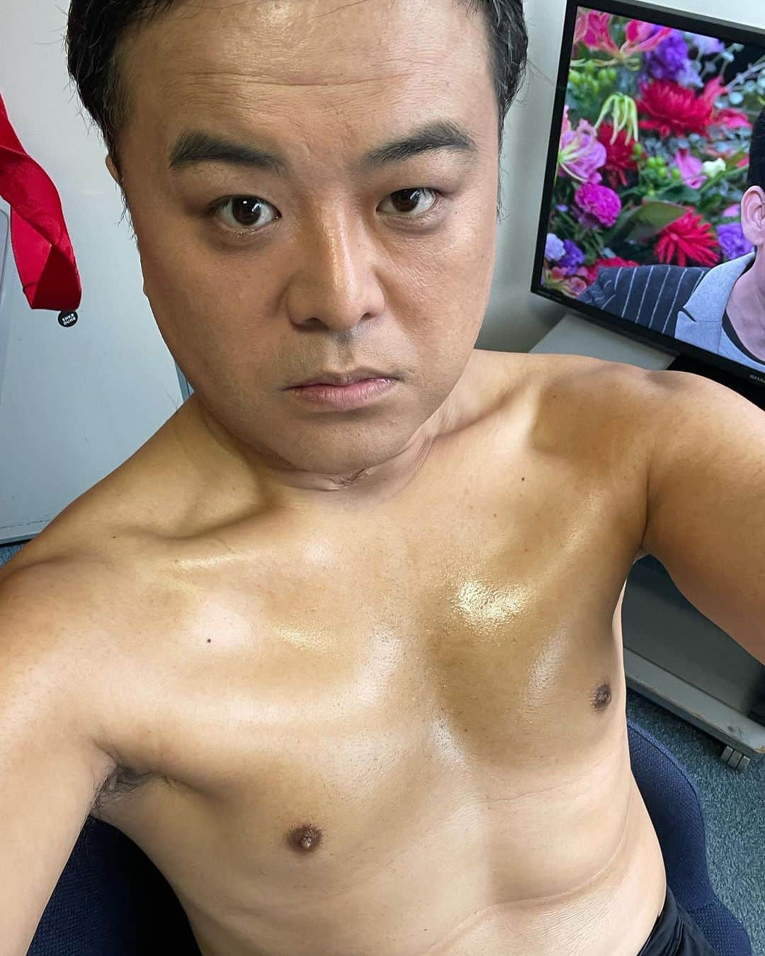 久保田和靖のインスタグラム：「ダイエット企画で成功しました^_^ 本当にありがたい。 是非ぼくなりの教訓です。  ダイエットしたい方へ  痩せるの明日からにするわーとか 最後の一口とか、みんなで痩せよう言うてんのに隠れてこっそり食べたりとか、なのに堂々と食べてないとかいってみたり。 それを毎回繰り返しておデブちゃんになって。 所詮、口だけ豚野郎なんですよ。悔しいでしょう？この時代だからみんな、太ってるやんとかいわないよね？優しい言葉かけるよね？またつぎから頑張ろうとか、よく頑張ったほうよとか、、 その言葉に甘えるよね？甘えにいくよね？ ほら、私生活と同じでしょう？深夜おきて 冷蔵庫あけて一口。自分にもあまい。そのくせ甘い物も好き。甘えを捨てろ、甘い物も捨てろ。捨てる神あれば拾う神あり。いい事しかまってないから。 無理なら一生、まるで豚の様に生きてください。 先延ばし先延ばし先延ばしの醜態が鏡の前のあなたよ。年取って痩せても、若い頃より恋愛もできないし着たい服も減るもんです。  あなたが本当に口にしたいものは1日三食の食べ物ですか？ いいえ、 それなら大好きな人と食べる一食ですよね？ だから痩せようと綺麗だとおもわれたいから はじめたんですよね？ 大丈夫ですよ、すぐに痩せろなんて言ってないしそんなの無理なんですよ。少しづつでいんです。目標をたててください。食べ物に工夫をしてください。いつもの半分だけ食べてください。あなたの体重が、70キロとします。いつもの食事でよいですよ。 そのかわり！毎日それを半分だけ食べる事を続けてください。当たり前ですが痩せますよね。 シンプルですが量が減るんですよ。その分落ちますよね？後、 例えば、ネットで腕立て10回とかジムのパーソナルがバーベル10回といわれたら11回してみてください^_^10回は指導者のメニュー11回はあなたのメニューです。魔の差した一口に勝てるのは、その一回の積み重ねです。それがマイナス一キロに徐々に響いてくるんですよ。 ここまで書きましたが、まだ動かないですか？ また明日から自分よりデブを見つけて安心しますか？それとも、嫌になってこの文章読むの辞めますか？  そんな事より目の前のお菓子たべるの辞めませんか？  応援してます📣頑張ろう豚くん豚さん🐽🐷  元、豚くんより。」