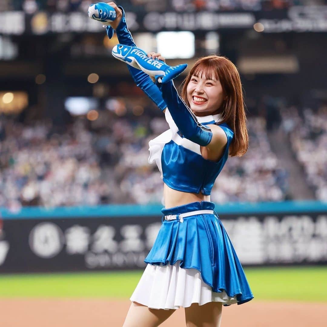 ファイターズガールのインスタグラム：「. 皆さんこんにちは！ ちゃむなこと、上村優菜です🐶  初めてエスコンフィールドHOKKAIDOでパフォーマンスをした日から、今日まで約半年。 オープン戦の初日、グラウンドに出て、頭が真っ白になったことを昨日のことのように思い出します。 実際にグラウンドに立ち「声援があるからこそファイターズは前進できる」と肌で感じました。 皆さんの沢山のご声援、心から感謝しています✨  そして今シーズン、数え切れないほどの思い出ができました。  その中でも… ①お客様の喜びの声を直接聞くことができた、スタジアムツアー ②ファンの皆さんと一体となった、勝利時のパフォーマンス ③地域の方々の温かさを感じた、ファイターズスポーツキャラバン 以上の3つは特に印象に残る活動でした。  私はこの1年「1人でも多くの人に笑顔を届ける」を目標に活動してきました。 以上のことはこの目標を達成するだけではなく、私にとって人生の糧となりました。 昨年まで普通に学生生活を送っていた自分が、翌年には、こんなに素敵な経験をしているとは思いもしませんでした。 ファイターズガールとして活動ができて、心の底から幸せです🍀  来シーズンもファイターズへの熱いご声援よろしくお願いします🔥  #fightersgirl #ファイターズガール #lovefighters #北海道日本ハムファイターズ #新時代 #FANS_ARE_OUR_TREASURE #thankyou #上村優菜」