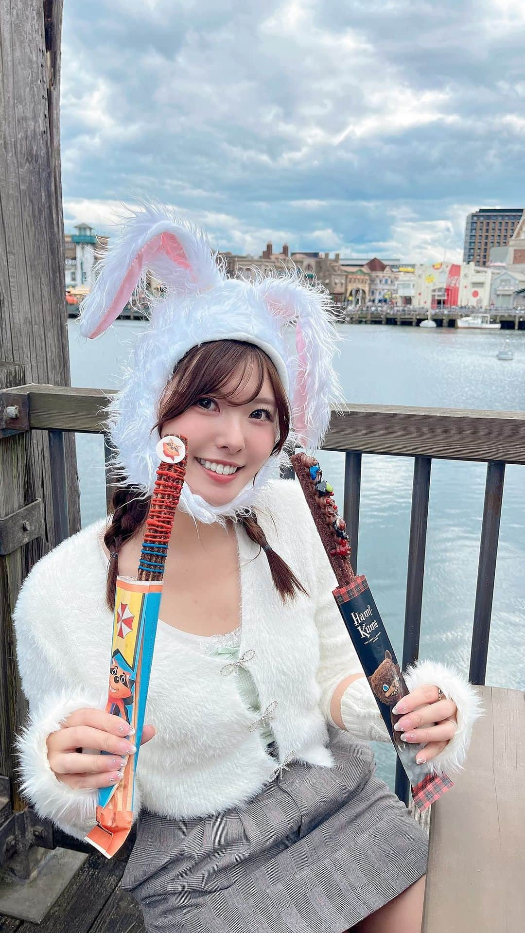 YOUKORINのインスタグラム：「🐰🤍 チュロスが食べられて満足🥰  #USJ#USJハロウィン#USJファン#超元気特区#ユニバ#🐰#うさぎコスプレ#ハロウィンコスプレ#universalstudiosjapan#ホラーナイト」