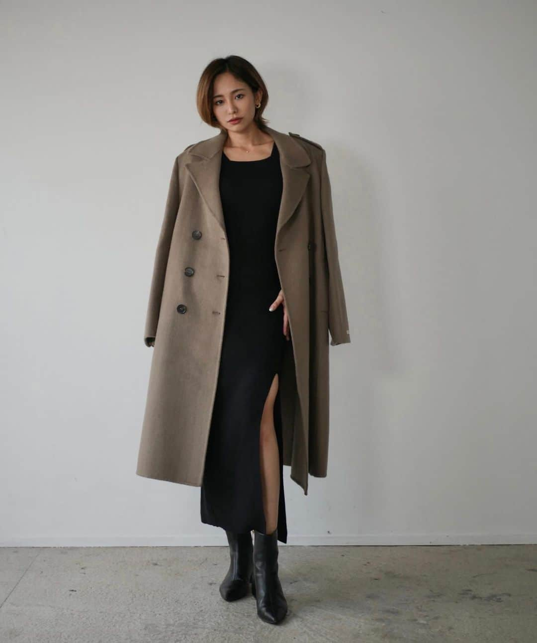 宮本沙恵のインスタグラム：「OVER WOOL COAT🧥 わたしカーキ大好きなんだよなぁ❤️ ニットワンピースは11月発売商品です！  ドレスも超絶可愛いの用意してます…♡」