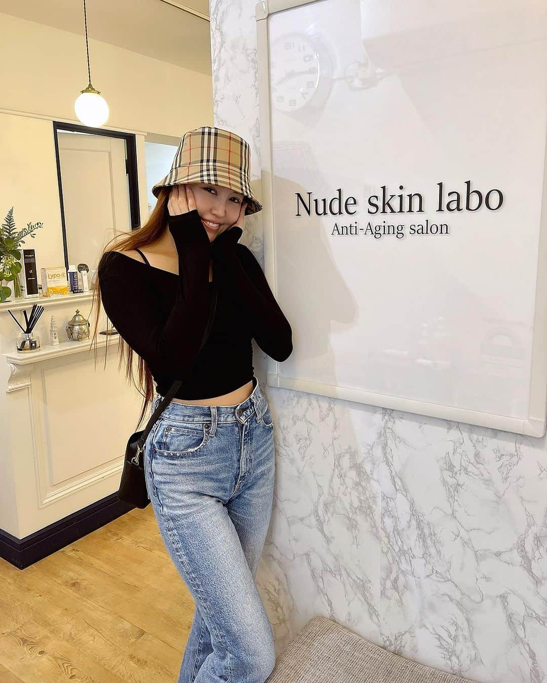 渡辺加苗さんのインスタグラム写真 - (渡辺加苗Instagram)「先日のオフ日はNude Skin Labo.  @nudeskinlabo へ🌿 医療レベル効果の最新マシンが揃ってるメディカル志向のアンチエイジングサロン💆‍♀️ 渋谷の立地も良くて通いやすいのも好き🥹💕 もう6.7年通わせていただいてる大信頼のサロン様なのですが、今回は新しく入った、話題の“プラズマニードル”を受けに行ってきました❤️ 次世代型サイエンス美容！とも言われていて、ダーマペンやレーザーに代わる新時代のテクノロジーだそうで💡 (ダーマペンが怖くて今までやりたくてもできなかったから、こちらに駆け込み🏃‍♀️笑) プラズマをニードル化してお肌に照射⚡️ その後エクソソームを浸透率が上がったお肌に導入する事により、ハリケアの再生レベルが段違いでした😳❤️‍🔥 これは、、ハマりそうです❗️ マストでピーリングもお願いしていて、今回は最後に日光浴のような最新機器のフォトケア✨ 毎回フルコースで若返りです🫶✨ アンチエイジング、美肌、小顔、痩身までメニューが豊富すぎて、女性だけでなく男性もお悩みある方は是非❣️ いつも美しい花子先生 @hanako_degawa ありがとうございます🥰🙏 #nudeskinlabo #渋谷 #美容 #プラズマニードル #アンチエイジング #かなへぇふく」10月27日 13時46分 - watanabekanae