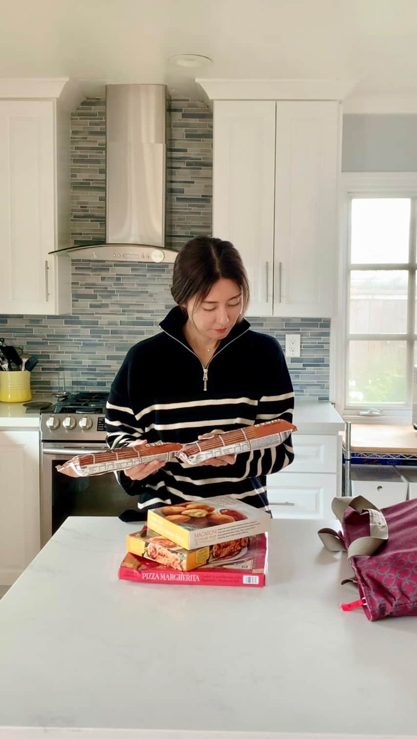 高木りなのインスタグラム：「最近人気で毎日売り切れのトレジョ冷凍キンパ。そのままでも美味しいけど卵を潜らせてキンパジョンにしてみました。ちなみにいつも飲んでる黄色の缶は @lacroixwater 炭酸水です🍋 요즘 품절대란 난리난 트레이더조 냉동김밥! 김밥전으로 해먹어 봤어요~」