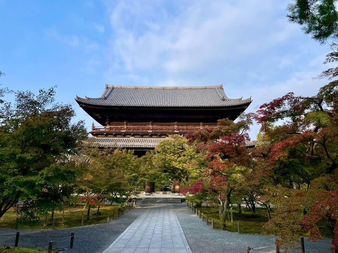依田司さんのインスタグラム写真 - (依田司Instagram)「10月27日（金） 今年のJR東海「そうだ！京都行こう」の舞台になっている、京都の南禅寺から。南禅寺は、禅寺の中でも別格の格式あるお寺。 創建は７００年以上前、鎌倉時代にさかのぼります。歴史の偉人とともに各時代の時を刻んできた お寺には、重要文化財や国宝の建物があり、京都の歴史・空気感を間近で感じることが出来ます。 そんな南禅寺、この秋の時期、早朝の特別拝観を行っています。 朝はヒンヤリとした空気も相まって、厳かな雰囲気。人気のスポットである南禅寺を、人の少ない早朝の時間に堪能できるなんて、とても特別感があります。 あと１カ月もすれば、紅葉の季節にもなります。秋といえば京都…そして訪れるなら「朝」！オススメです。  #南禅寺 #almondsurfboards #almondsurf #依田さん #依田司 #お天気検定 #テレビ朝日 #グッドモーニング #気象予報士 #お天気キャスター #森林インストラクター #グリーンセイバーアドバンス #プロジェクトワイルド #IPCC伝導者 #japan #japantrip #japantravel #unknownjapan #japanAdventure #japanlife #lifeinjapan #instagramjapan #instajapan #療癒 #ilovejapan #weather #weathercaster #weatherforecast」10月27日 13時43分 - tsukasa_yoda