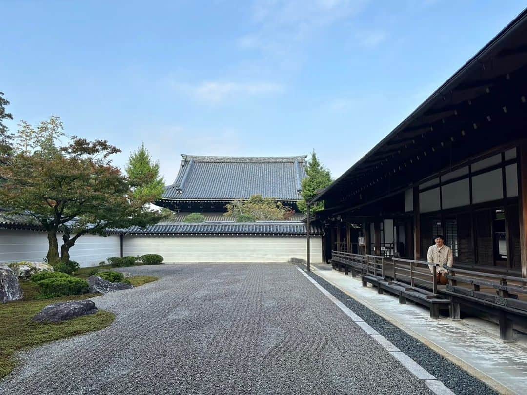 依田司さんのインスタグラム写真 - (依田司Instagram)「10月27日（金） 今年のJR東海「そうだ！京都行こう」の舞台になっている、京都の南禅寺から。南禅寺は、禅寺の中でも別格の格式あるお寺。 創建は７００年以上前、鎌倉時代にさかのぼります。歴史の偉人とともに各時代の時を刻んできた お寺には、重要文化財や国宝の建物があり、京都の歴史・空気感を間近で感じることが出来ます。 そんな南禅寺、この秋の時期、早朝の特別拝観を行っています。 朝はヒンヤリとした空気も相まって、厳かな雰囲気。人気のスポットである南禅寺を、人の少ない早朝の時間に堪能できるなんて、とても特別感があります。 あと１カ月もすれば、紅葉の季節にもなります。秋といえば京都…そして訪れるなら「朝」！オススメです。  #南禅寺 #almondsurfboards #almondsurf #依田さん #依田司 #お天気検定 #テレビ朝日 #グッドモーニング #気象予報士 #お天気キャスター #森林インストラクター #グリーンセイバーアドバンス #プロジェクトワイルド #IPCC伝導者 #japan #japantrip #japantravel #unknownjapan #japanAdventure #japanlife #lifeinjapan #instagramjapan #instajapan #療癒 #ilovejapan #weather #weathercaster #weatherforecast」10月27日 13時43分 - tsukasa_yoda
