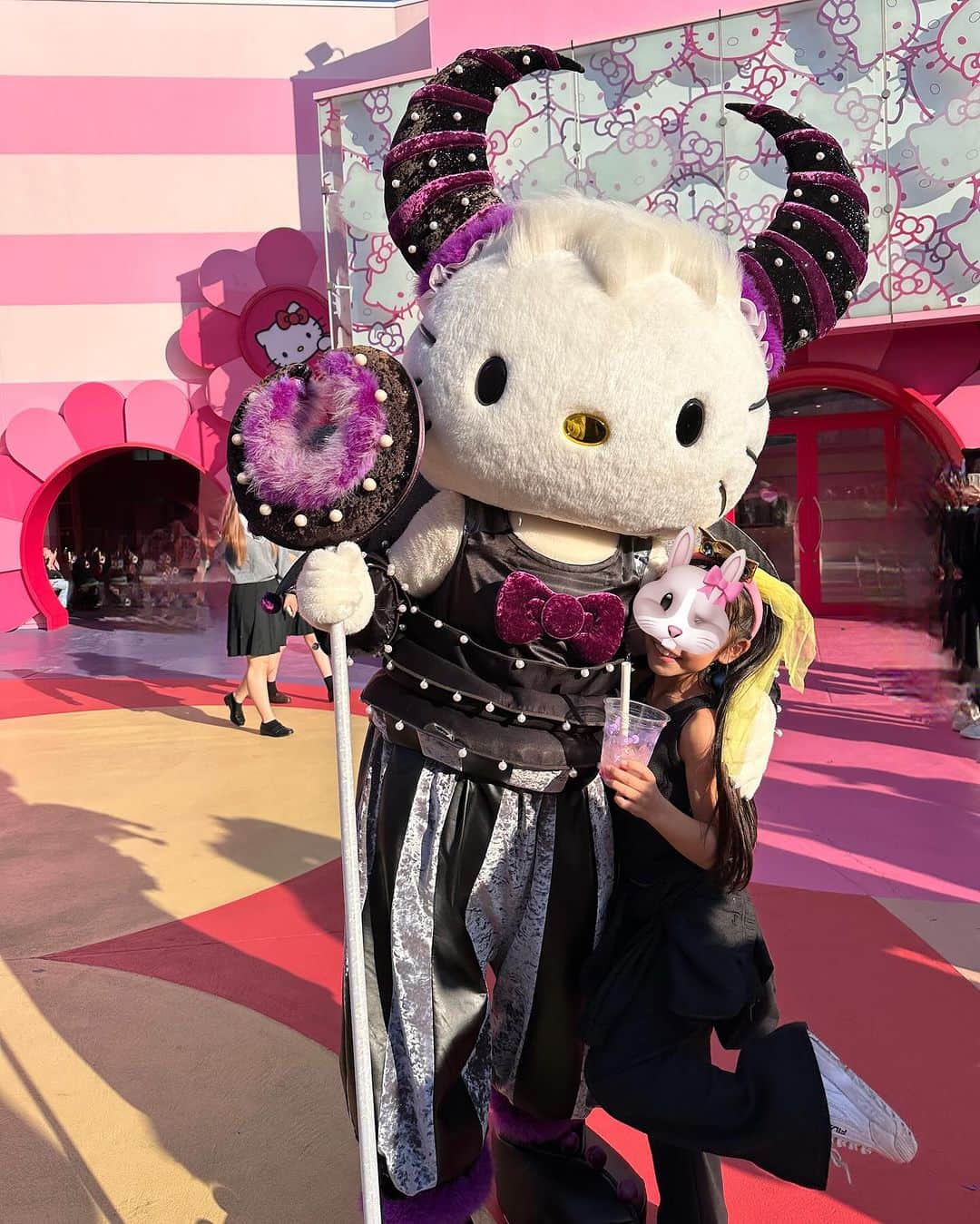 のインスタグラム：「USJに初めて行ったまあちん🩷🩷🩷🩷🩷 乗り物もたくさん乗れた🩷🩷🩷🩷 よろこぴぃぃーー  Hello kitty カフェの カルピスいちごドリンクてやつ、 めちゃくちゃ可愛いくて美味いからおすすめっ♥️🎀」