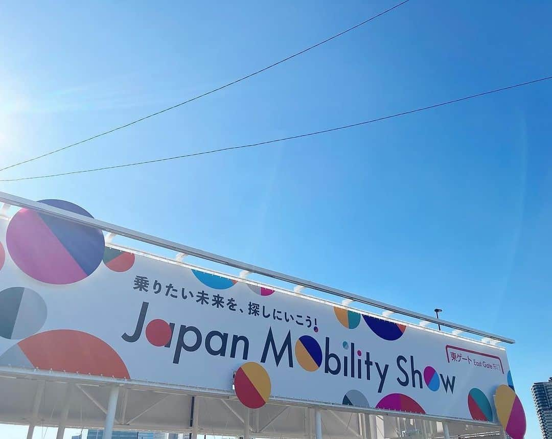 高見侑里のインスタグラム：「◡̈♥︎ いよいよ一般公開日が明日10/28(土)に迫った「Japan Mobility Show 2023」👏 ⁡ カメラマンさんが昨日撮ってくださった写真をたくさん送っていただいたので、改めてご紹介させていただけたらと思います！ ⁡ 今回はTOYOTAブース編✨ ⁡ ① 「Japan Mobility Show 2023」のゲート🌈開催期間中はお天気にも恵まれそうですね☀️ ② TOYOTAブースにて。IMV 0と一緒に📷 ③ そのIMV 0は「やりたいことを一緒にかなえるモビリティ」ということで、皆さんはデッキ部に何を載せますか☺️ ④新しいセンチュリーの車内✨ラグジュアリーで上品で美しい車でした！ ⑤こちらの車は、TOYOTAのKAYOIBAKO。 ⑥ KAYOIBAKOは「ドライバーがそれぞれのニーズに合わせてカスタマイズする次世代のモビリティ」なのだそう🚙 ⑦ブースにはガチャもありました！中に何が入っているかは現地で回していただいてのお楽しみ…💓 ⑧TOYOTAとRinnaiさん共同開発の水素のピザ窯で焼いたお野菜。驚くほどお野菜が瑞々しかったです😳開催期間中はこちらでパンを焼いて提供するそうです🥖 ⁡ TOYOTAのテーマが「クルマの未来を変えていこう－Find Your Future」ということで、まさに新たな未来を感じさせるモビリティがたくさんありました👏 ⁡ #JapanMobilityShow2023 #TOYOTA * 衣装提供 ブラウス＆パンツ＆ピアス…#TORUGATO」