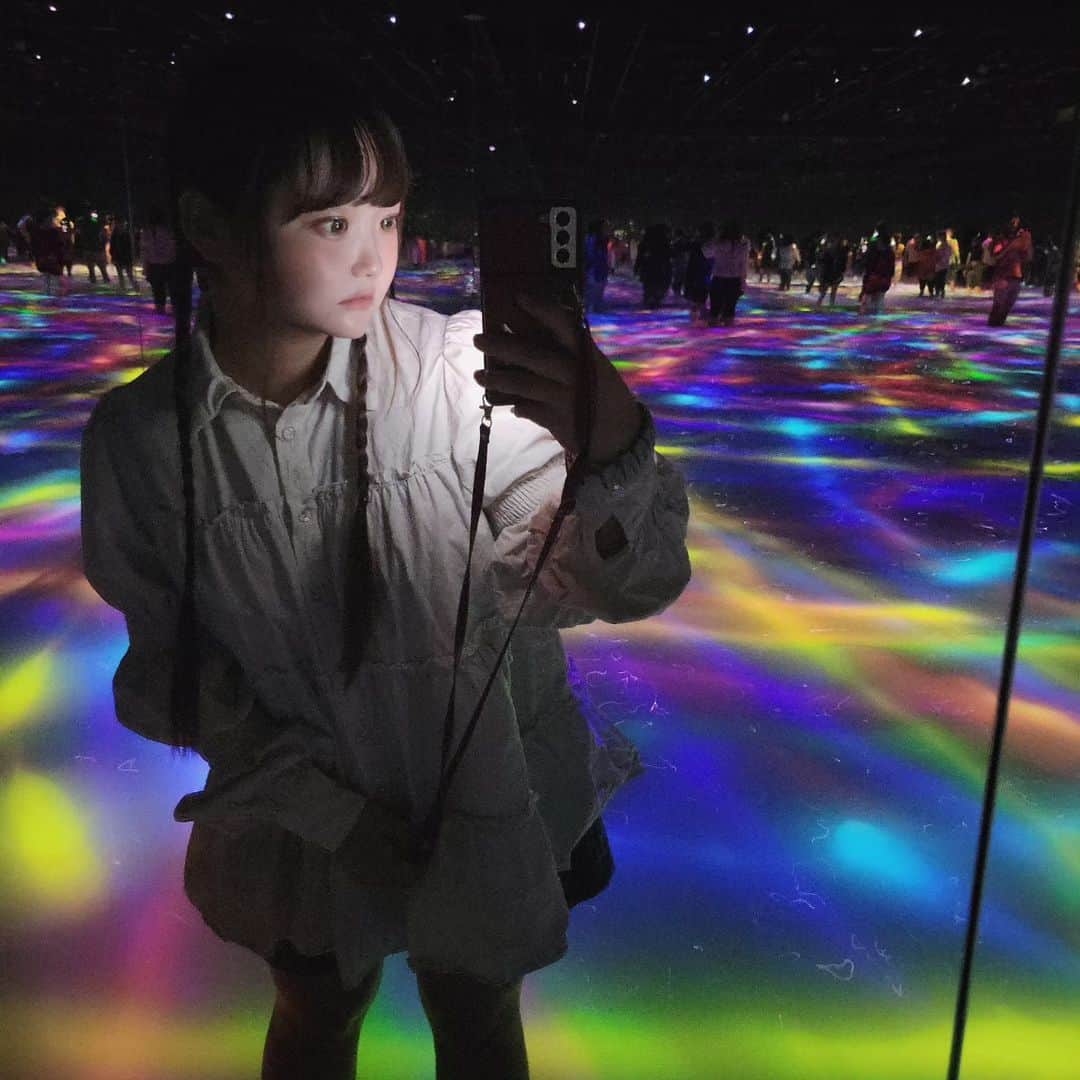 玉響桃乃のインスタグラム：「✧︎*。⁡ ⁡ ⁡ チームラボ大好きすぎて⁡ PR関係なく月1で通っている玉響です✌️⁡ ⁡ チームラボが大好き過ぎるあまり、⁡ 行ったことないとの情報を得る度に⁡ 「行きましょう！いつにしましょう！」と言いすぎ、遂に周りから行ったことない人がいなくなってしまいました。⁡ ⁡ というわけで今回は私の作品をいつも撮影お願いしている灰原苺先生と共にチームラボプラネッツさんへ…⭐️💫☄️⁡ ⁡ 愛してる チームラボさん…𝑩𝑰𝑮 𝑳𝑶𝑽𝑬⁡ ⁡ ⁡ というわけで今回は動画多めでお送りしていきます🫵⁡ ⁡ ⁡ ⁡ ✅ 旅行業界のアカデミー賞「ワールド・トラベル・アワード(World Travel Awards) 2023」で、今最もアジアをリードする名所にチームラボプラネッツ（東京・豊洲）が認定。⁡ 「アジアを代表する観光名所(Asia's Leading Tourist Attraction)」部門では、国内初受賞。⁡ ⁡ こちらチームラボプラネッツさんのTwitterから引用なのですがすごすぎません！？！？⁡ そう！チームラボプラネッツさんは海外からの注目度もめちゃくちゃ高いんです。⁡ ⁡ コロナが少し落ち着いて海外からの旅行客の方が増えている今、今回もめちゃくちゃ海外からの旅行客の方いらっしゃいました！すごい！⁡ これからもっともっと増えていくに違いないので今のうちに体験しておくのがいいかも…🤫🤫⁡ ⁡ いや、私はどれだけ混んでいても待ってでも通いますけどね🤭😘😘😘⁡ ⁡ ⁡ いつ、何度行っても新しい体験ができるチームラボプラネッツ⁡ 絶対 絶対 行ってください！！！！⁡ 愛してます チームラボさん……⁡ ⁡ ⁡ ┈┈┈┈┈┈┈┈┈┈⁡ ⁡ PR @teamlab.planets⁡ #チームラボ #デートスポット #東京観光 #東京旅行 #teamlab #teamlabplanets #チームラボプラネッツ #豊洲」
