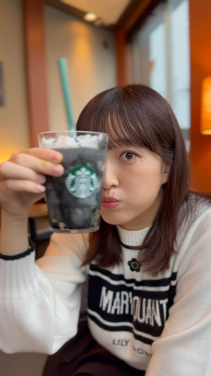 田島芽瑠のインスタグラム：「スタバの上のクリームストローで最初に食べちゃうのあるあるじゃない？  仕事終わりにマネージャーと新作飲みに行った！ぶー？バー？はフラペチーノ美味しかった〜！って思ってたらもう10月終わるじゃん！今月あっという間だったな👻  #スタバ #スタバカスタム #スタバ新作 #スタバカスタマイズ #スターバックス #starbucks #starbucksjapan #すたば #すたば新作 #ハロウィン　#無加工」