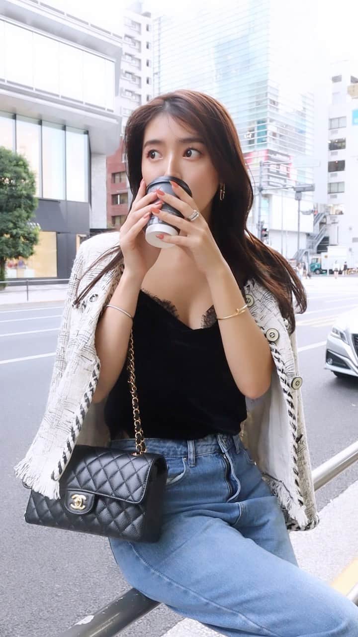 のインスタグラム：「金曜日〜☕️🤍 ブレスレットを落としたけど、見つかった🥹いい日！🤍」
