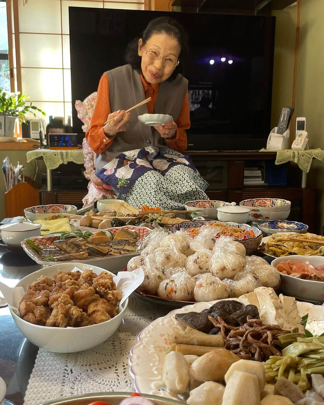 犬童一心のインスタグラム：「熊本県　人吉から晴山、五木まで。 母の里帰り。 子供の頃、夏休みに東京から来て、いつも使っていた晴山のバス停が、「夏目友人帳」の聖地になっていた。」