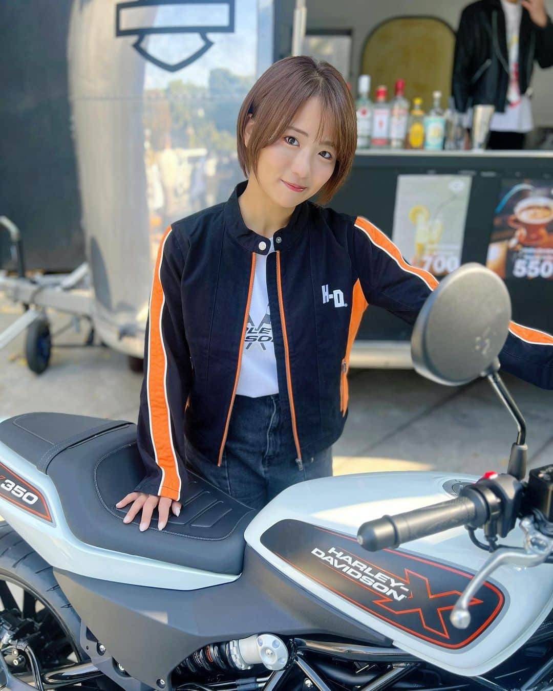 平嶋夏海さんのインスタグラム写真 - (平嶋夏海Instagram)「期間限定ポップアップカフェ HARLEY-DAVIDSON X™ Café（原宿駅徒歩2分） フードメニューにベーグル🥯が追加されました！（味は栗とかぼちゃ） 中に具がぎっしりで、ベーグル美味しかった🤤🧡  12時から並んでくれた皆さんありがとうございます🥰 次は18時からカフェに立ちます！ そしてなんと日本初展示のX350.X500のエンジンかけれますよ！ #ハーレーダビットソン #harleydavidson」10月27日 13時58分 - natsuminsta528