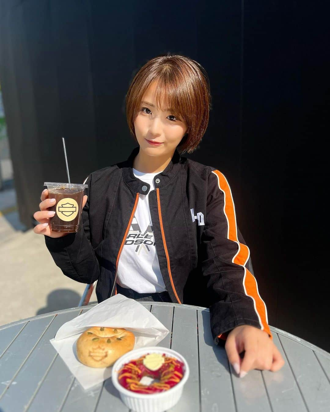 平嶋夏海さんのインスタグラム写真 - (平嶋夏海Instagram)「期間限定ポップアップカフェ HARLEY-DAVIDSON X™ Café（原宿駅徒歩2分） フードメニューにベーグル🥯が追加されました！（味は栗とかぼちゃ） 中に具がぎっしりで、ベーグル美味しかった🤤🧡  12時から並んでくれた皆さんありがとうございます🥰 次は18時からカフェに立ちます！ そしてなんと日本初展示のX350.X500のエンジンかけれますよ！ #ハーレーダビットソン #harleydavidson」10月27日 13時58分 - natsuminsta528