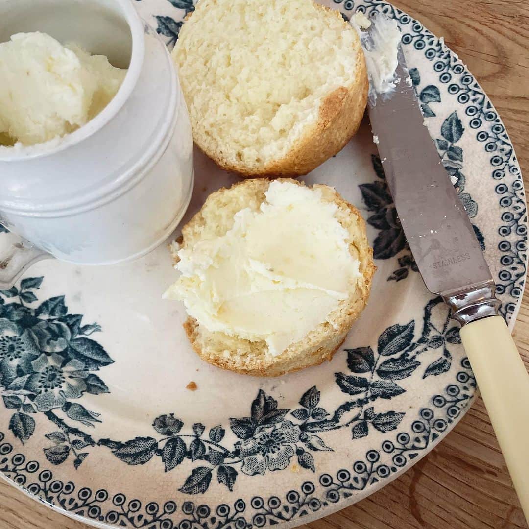 若山曜子さんのインスタグラム写真 - (若山曜子Instagram)「明日のオンラインレッスンは　#スコーン。  スコーンには、クロテッドクリームがやっぱり美味しい。 初めて食べた時はこれなんじゃあああ？！と思いましたね。バターみたいにコッテリなのに、もっとミルキー。たっぷり塗れてするりとお腹に入ってしまう恐ろしい食べ物。  イギリスのメーカーのものも今では日本で手に入りますが、、私は意外とあっさりとした国産のものが自分のスコーンになるあってる気がして好きです。  手作りしたら思いの外本格的なコッテリ系になったのでもう少し調整して、お伝えします。  スコーンは粉の種類を3種類でしてみます。 一斉に作って食べ比べるのは私も初めてです。 私はもうこれ！というスコーンをここのところ作り続けてますが、 ざっくりさせたり、サクサクさせたり、きめの細かいもの粗いもの、、 生徒さんもそれぞれの好みにあったスコーンの配合が作れると良いなと思います。」10月27日 13時59分 - yoochanpetite
