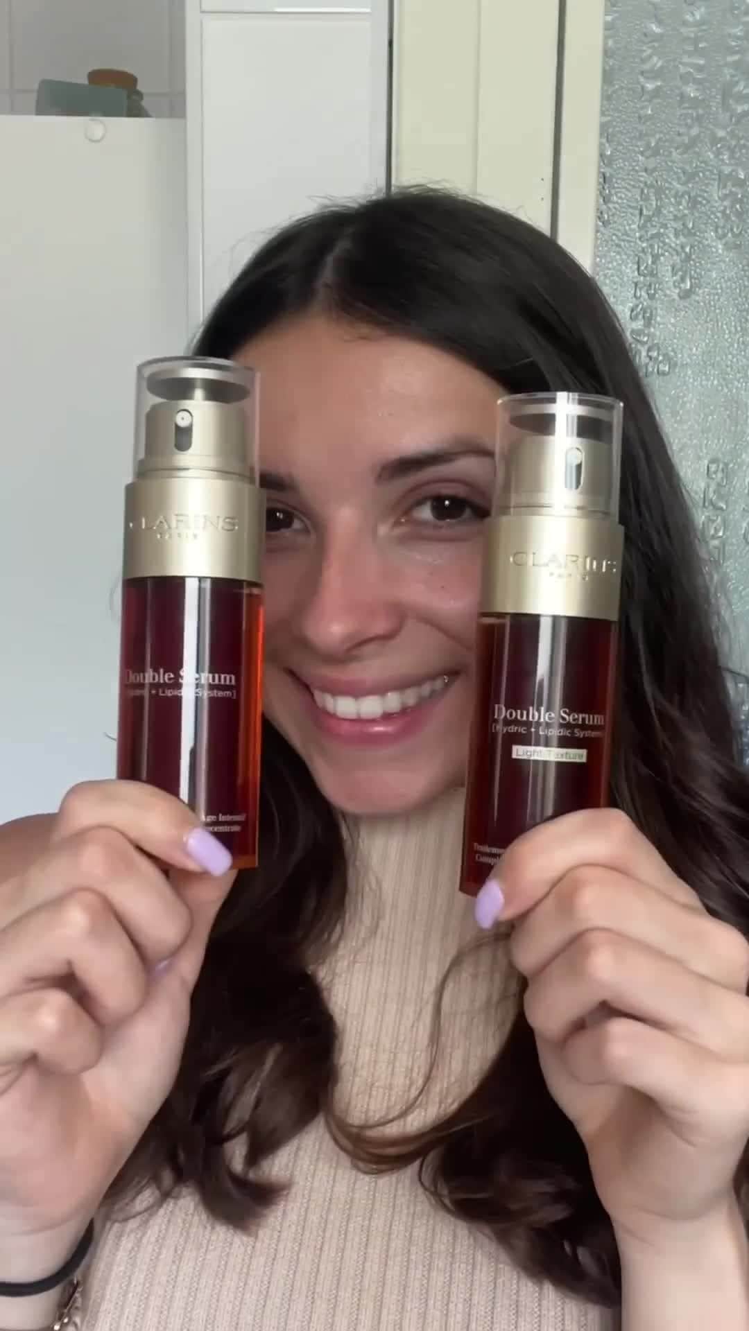 Clarins Australiaのインスタグラム：「Our Double Serum Light Texture is perfect for summer ✨ Use it in the morning for a lightweight glow. Then use the classic Double Serum at night for a richer anti-ageing treatment!⁣ ⁣ #DoubleSerum #DoubleSerumLightTexture #GlowingSkin #SummerSkin」