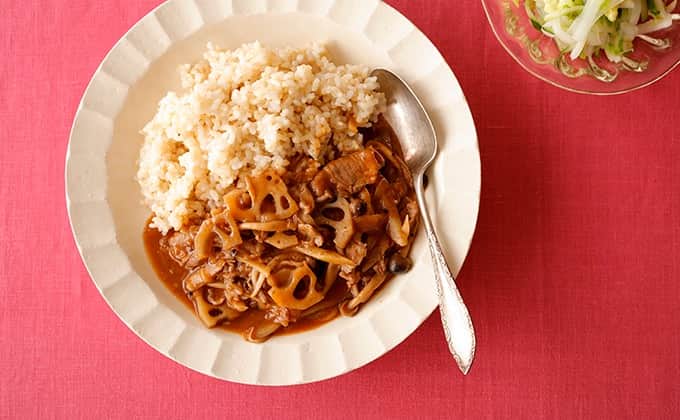 暮らし上手のインスタグラム：「今日の晩ごはんに『ゴボウとレンコンのハッシュドポーク』はいかがですか？  八木佳奈さんの『ゴボウとレンコンのハッシュドポーク』は、軟らか肉にシャキシャキのレンコンの組み合わせがクセに。洋食の定番ハッシュドビーフを手頃な豚肉でアレンジしており、赤ワインで煮込めば、デミグラスソース缶やトマト缶を使わなくもコクのある上品な味に仕上がります。  ------------------------------ 調理時間：30分  材料 （ 2人分 ） 豚肩ロース薄切り肉 …200g 玉ねぎ …1/2個 ゴボウ …1/2本（80ｇ） レンコン …100g しめじ …50g 赤ワイン …1/4カップ 水 …1カップ  ＜Ａ＞ ケチャップ …大さじ2 醤油 …大さじ1 バター …10g オリーブ油 …小さじ１ 塩、こしょう …各適量 薄力粉 …大さじ1 玄米ご飯（または白米） …２膳分  ------------------------------  レシピの詳細はプロフィールリンクから！  #Kurashi #暮らし上手 #晩ごはん #レシピ #簡単レシピ」