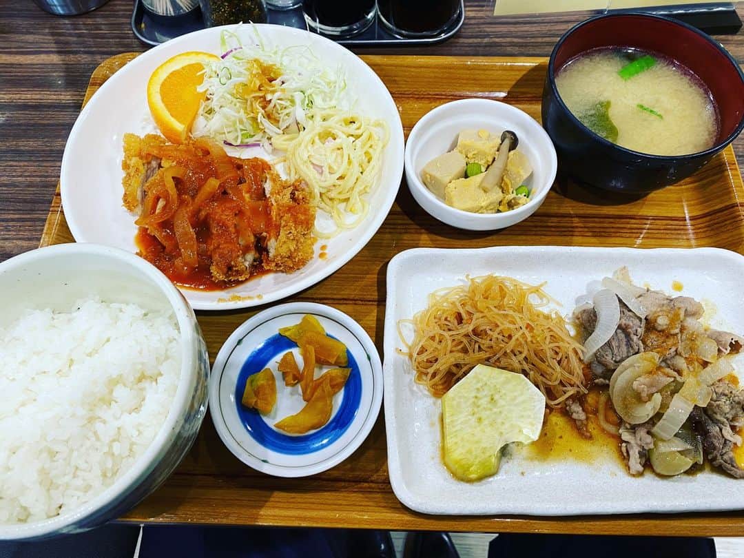 前原誠司のインスタグラム：「今日のお昼は、京都市山科区東野八代町の「みやこ食堂」さんで「みやこ定食」（ご飯少なめ）をいただきました。今日のおかずは「肉炒め」と「チキンカツ」「高野豆腐」などでした。地域の人気店で、店を出る時には行列が出来ていました。美味しく頂きました。伊藤さん、ご馳走様でした。（誠）#まえはランチ　 https://map.yahoo.co.jp/v2/place/wZIxt2N0r6s?fr=sydd_p-grmspot-1-header_gs-ttl_lc」