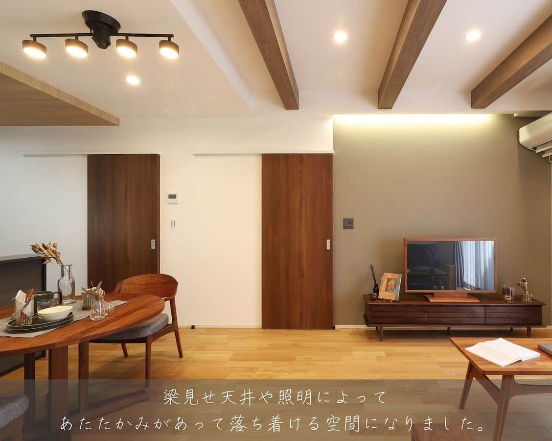 朝日住宅株式会社さんのインスタグラム写真 - (朝日住宅株式会社Instagram)「【写真で巡るROOM TOUR】  YouTubeで公開中のルームツアー『ご夫婦2人でコンパクトに暮らせる平屋』の一部を写真でご紹介。 広々した造りの玄関ホールや家事ラクが叶う生活動線が見どころとなっています。  動画でご覧になりたい方は こちら⇒@asahijutaku ストーリーズのハイライト『ルームツアー動画』からご覧いただけます👀  ✜✜✜✜✜✜✜✜✜✜✜✜✜✜✜✜✜✜✜✜✜✜✜✜  浜松笠井展示場の来場予約は こちらから 　　⇓ @asahijutaku.hamamatsu  ✜✜✜✜✜✜✜✜✜✜✜✜✜✜✜✜✜✜✜✜✜✜✜✜  #写真で巡るROOMTOUR #外観 #平屋 #平屋建て #平屋の外観 #平屋の家 #ルームツアー #平屋ルームツアー #外構 #ウッドデッキ #玄関ポーチ #玄関ホール #梁見せ天井 #吊り押入れ #モダンテイスト #朝日住宅 #住宅デザイン #インテリア #家づくり #施工例」10月27日 14時01分 - asahijutaku