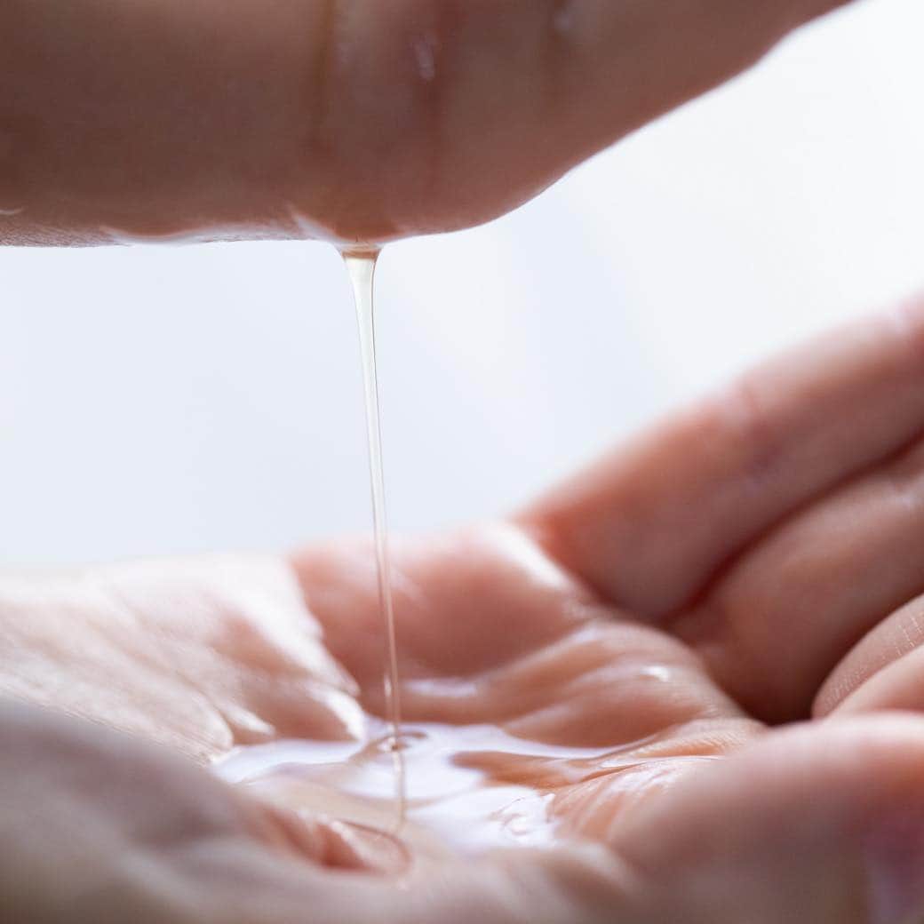 のインスタグラム：「【SHIRO SKINCARE：がごめ昆布シリーズ】 昆布のスキンケアと聞いて、驚かれる方もいらっしゃるかもしれませんが、SHIROでは「がごめ昆布」がもつ強いとろみの成分、フコイダンに着目したスキンケアシリーズを展開しています。最大の魅力は、そのとろみからくる強い保水力。 まるで水に浸した乾燥昆布がみるみるうちに保水していくように、肌の表面にたっぷりと水分をたくわえて保持し、ふっくらとハリのある肌へ導きます。  中でも『がごめ昆布美容液』は、SHIRO SKINCAREを代表するベストセラー美容液です。化粧水のあとに2プッシュ顔に広げ、やさしく手のひらで押し込んでみてください。肌の状態を見て、さらに数滴プラス。今のあなたの肌に必要な水分がどんどん吸い込まれていきます。美容液のとろみを肌の上で感じなくなれば、水分がたっぷりと抱え込まれたサイン。 空気の乾燥が厳しくなるこれからの季節に、1アイテムからでも取り入れていただきたいシリーズです。  #SHIRO #SHIROskincare #がごめ昆布シリーズ」