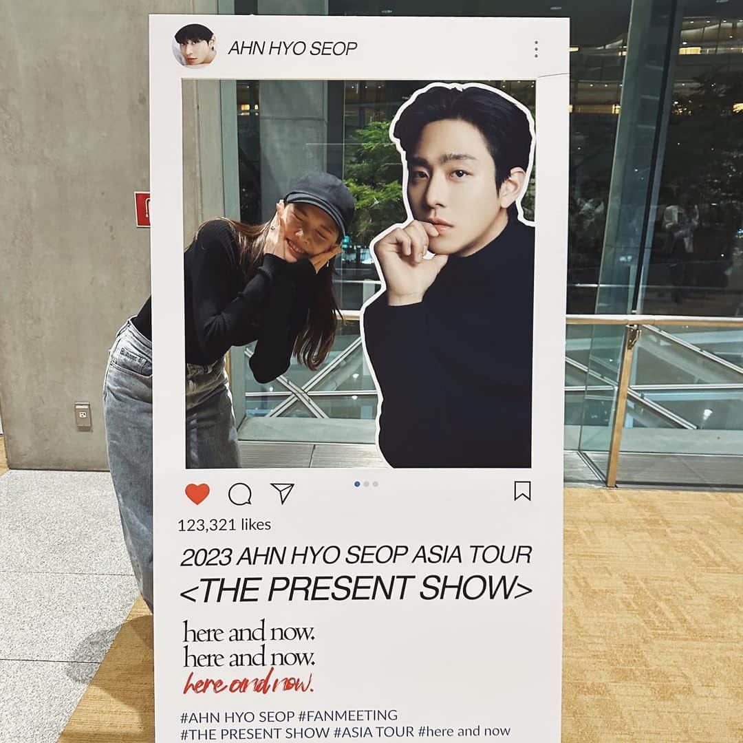 akipanda626のインスタグラム：「. ここらで一旦推し活はさませてください🫱🏻💗 　 2023.10.24 @imhyoseop 様のファンミーティングに行ってきました🥹 いつもの @ap___noko と🤝🏻❤️❤️ 今回はチケが本当に当たらなくて、、我々も4人応募してあや名義しか当たらなかった🤯 もう行けただけで良かったと自分たちを励ましながら 2階席への長い階段をのぼったよね😌 　 とりあえず事前に髪型のことごちゃごちゃ言って チンチャミアネヨ← 生のヒョソプが現れた瞬間何の問題も無かった。 そこにはただパーフェクトな人間がいるだけだった。 　 話し方も、佇まいも、笑い方も、 育ちの良さと頭の良さが滲み出ていて 本当にもうかっこよすぎて素敵すぎてどうしよう？←は？ 　 席がまじで半端なく悪くて、アンコールの2階きてくれた時も全然見えなくてまじ死にたかったけど、iPhone14 Proだったことで救われた😮‍💨😮‍💨   初めてのガチ推しのペンミだったから、今までのペンミで1番だ！！と感じたのかと思ったんだけど、 全部一緒に行ってるあやも過去１だった🥺って言ってたから 普通にヒョソプのペンミの質が良すぎたんだわ！！！ (👨🏻にはペンミの質ってなんだよって顔されたが)   ああ、、本当に最高だった、、沼 まじで自分見失うくらいには沼落ちしてる自信ある🫱🏻 　 　 来年もまたきてね😭🙏🏻 次はもっと近くの席取ってみせる😭😭 　 　 #hereandnow  #안효섭  #アンヒョソプ」