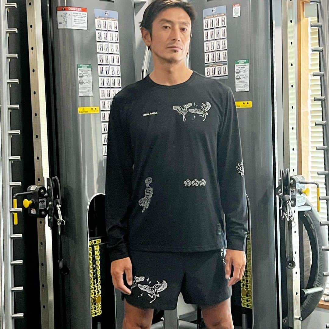 伊勢谷友介のインスタグラム：「皆さん、トレーニングウェアとかジョギングウェアってスポーティ過ぎて嫌じゃないですか？僕はほとんど諦めで着ていましたが、コレなら面白いと思うのです❣️ 　なんとヘヴィーメタルバンド"BLACK SABBATH"とのコラボデザインで登場！ なんで？どうして？ヘヴィーメタルバンド✖️ランニングってめちゃウケる🤣  テーマは"Somewhere between freedom and chaos."自由とカオスのどこかへ・・・ 納得🤣  　しかも着心地の快適さはパジャマとしてもピカイチです。是非〜‼️ @roark_japan  @roarkrunamok_jpn  #roark #roark_runamok #roarkrevival  #bystreet_or_bytrail #ロアーク  #ランアモック  #ロアークリバイバル」