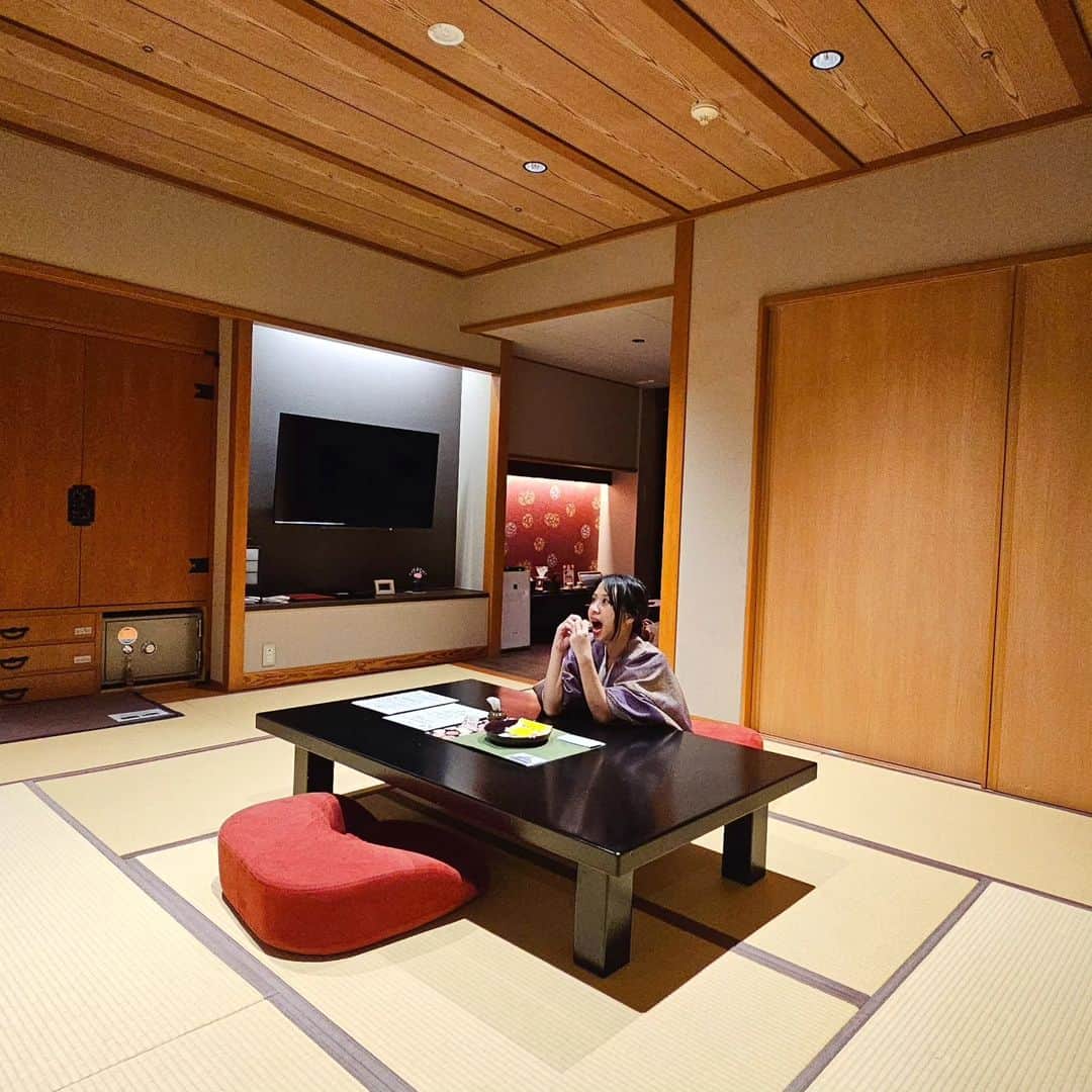 ビーム先生さんのインスタグラム写真 - (ビーム先生Instagram)「Shoho หนึ่งใน 100 โรงแรมและเรียวกังที่ดีที่สุดในญี่ปุ่น ใกล้  #Kamikochi  ใครจะไปคามิโคจิ ที่นี่ตอบโจทย์มากเลยค่ะ เรียวกัง (โรงแรมสไตล์ญี่ปุ่น) 5 ดาวในจังหวัดนากาโนะ ❤  美ヶ原温泉 翔峰(長野県松本市) 布団で寝るのが大好き〜 温泉も気持ちよくて、肌つるつるになって、疲れもとれました❤  📍Hotel Shoho เมือง Matsumoto จ.Nagano  เดินคามิโคจิมาเหนื่อย ๆ พาตัวเองไปพักกันค่า 555 จากคามิโคจินั่งต่อบัส Alpico ต่อรถไฟ มาลงที่ Matsumoto ขึ้นรถรับส่งฟรีของโรงแรมได้จากหน้าสถานีเลย   รถบัสรับส่งออกจากสถานี Matsumoto เวลา 16:00 กับ 17:00 น. ส่วนตอนเช้าจะไปส่งที่สถานี ตอน 9:00 กับ 10:00 น.  - ล็อบบี้อยู่บนเขา (เขาบอกความสูงเท่าโตเกียวสกายทรีเลยนะ โอ้)  - วิวจากเทอเรสมองเห็นเทือกเขาแจแปนแอลป์ได้ และมองเห็นได้จากห้องพักทุกห้องด้วย - จุดชมวิวตรงล็อบบี้มีออนเซ็นเท้า - มีไพรเวทออนเซ็นให้เช่า มีทั้งบ่อนอกบ่อใน ลงได้สี่ห้าคนเลย ทั้งกลุ่มเพื่อนและครอบครัว  - ห้องพักมีหลาย type จะเลือกนอนเตียงหรือนอนฟุตงแบบญี่ปุ่นก็ได้ - อาหารเย็นอลังการมาก เป็นไคเซกิ (อาหารคอร์สแบบญี่ปุ่น) แพ้อาหารแจ้งเขาล่วงหน้าได้ - อาหารเช้าเป็นบุฟเฟต์ เยอะจนตกใจ อาหารดีมาก โดยเฉพาะข้าวหน้าทะเลที่เราทำเองได้ มีทั้งเมงไทโกะ ชิราสึ ปลาทูน่าบด และอื่น ๆ อีกมากมาย   🌸ห้องที่บีมพัก เป็นห้องพักพร้อมห้องนั่งเล่นและออนเซ็นส่วนตัว พักได้ทั้งครอบครัวเลยค่ะ มี 2 ห้องนอน บีมเลือกนอนแบบฟุตง เวลาอากาศหนาว ๆ นอนพื้นกับฟุตงนุ่ม ๆ ทับด้วยผ้าห่มอุ่น ๆ แบบญี่ปุ่น มันสบายที่สุดแล้ววว   #Hotelshoho #shoho #alpico #อัลปิโก้ #kamikochi」10月27日 14時11分 - beamsensei