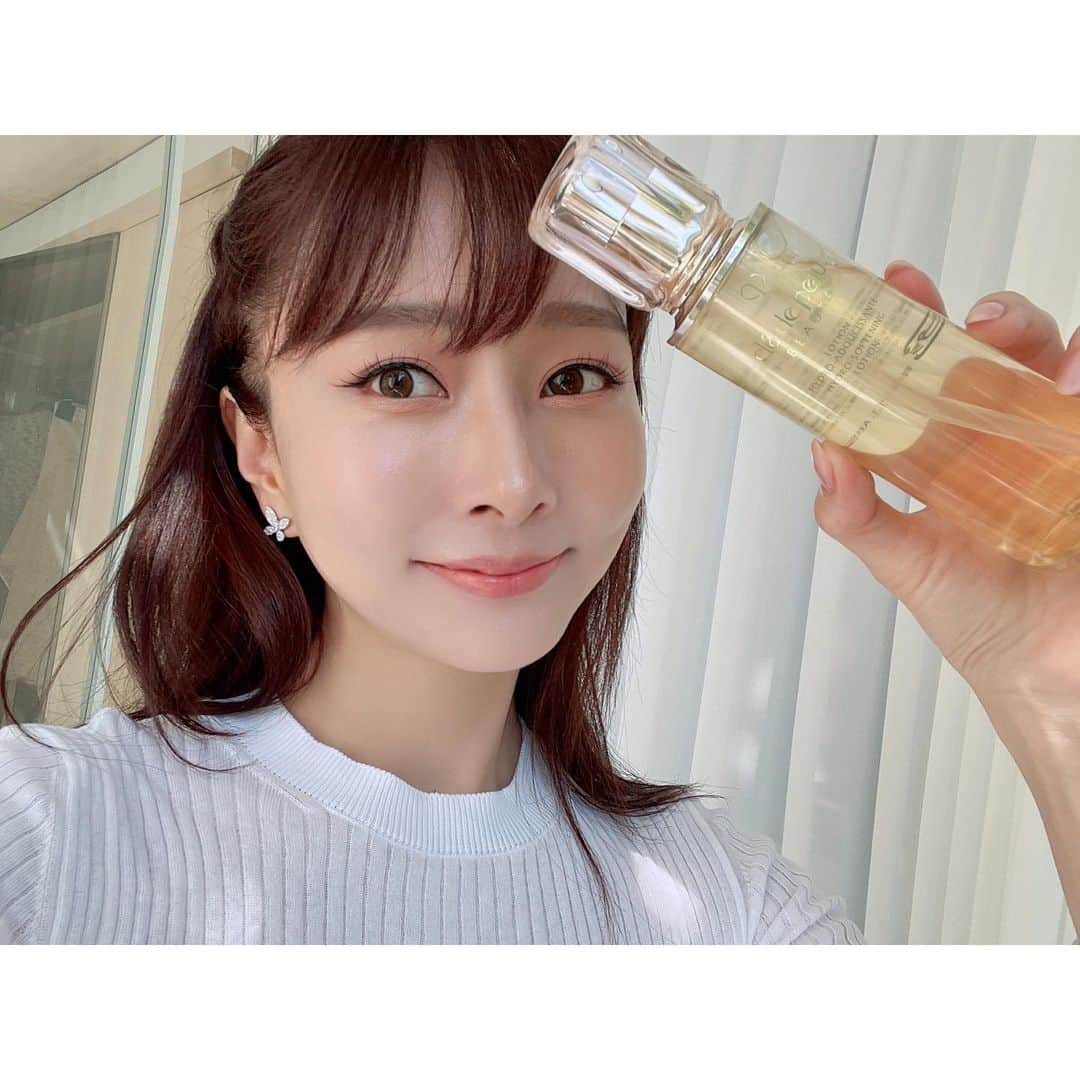 石井美保のインスタグラム：「本格的な乾燥の季節になってきたので、ここで保湿の強化が大切に。 もう名品中の名品ですが、この季節になるとこちらを使いたくなる！改めて抜群の保湿力に感動しています。 ４０年以上の肌細胞研究に着目し、角層のみならず角層細胞にアプローチしてくれるローションイドロＡ　ｎ。隅々まで潤いで満たしてくれて、内側から輝くような肌に導いてくれます。 満足感のこくがありながら、スッと馴染むテクスチャーなので、どんな肌タイプの方にもおすすめできると思います。 なんと１０月２１日から、クレ・ド・ポー ボーテお取扱店にて、こちらの化粧水を買うと美容液 ル・セラム特製サイズとコットンが付いてくるキットが数量限定発売とのことなので、気になる方は是非チェックしてくださいね。  #PR  #クレドポーボーテ  #化粧水  #透明感  #ローションイドロ」