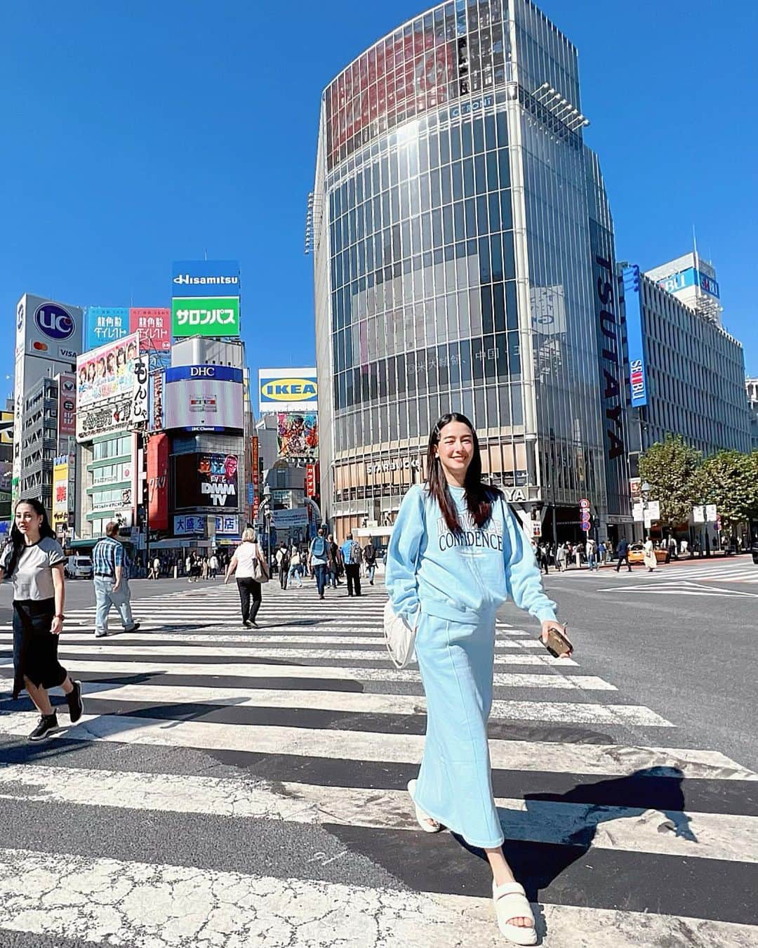 アミーナ・ピニットのインスタグラム：「🚶🏼‍♀️」