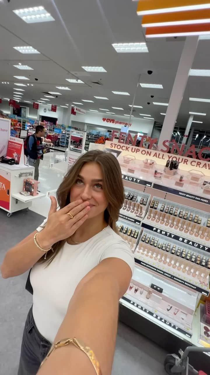 Target Styleのインスタグラム：「Target runs hit different ever since the drop of #FentySnackz ✨🍭🥨! Find an exclusive assortment of #FentyBeauty bestsellers in minis and sets, only at #UltaBeautyatTarget.💖 @emi.billings」
