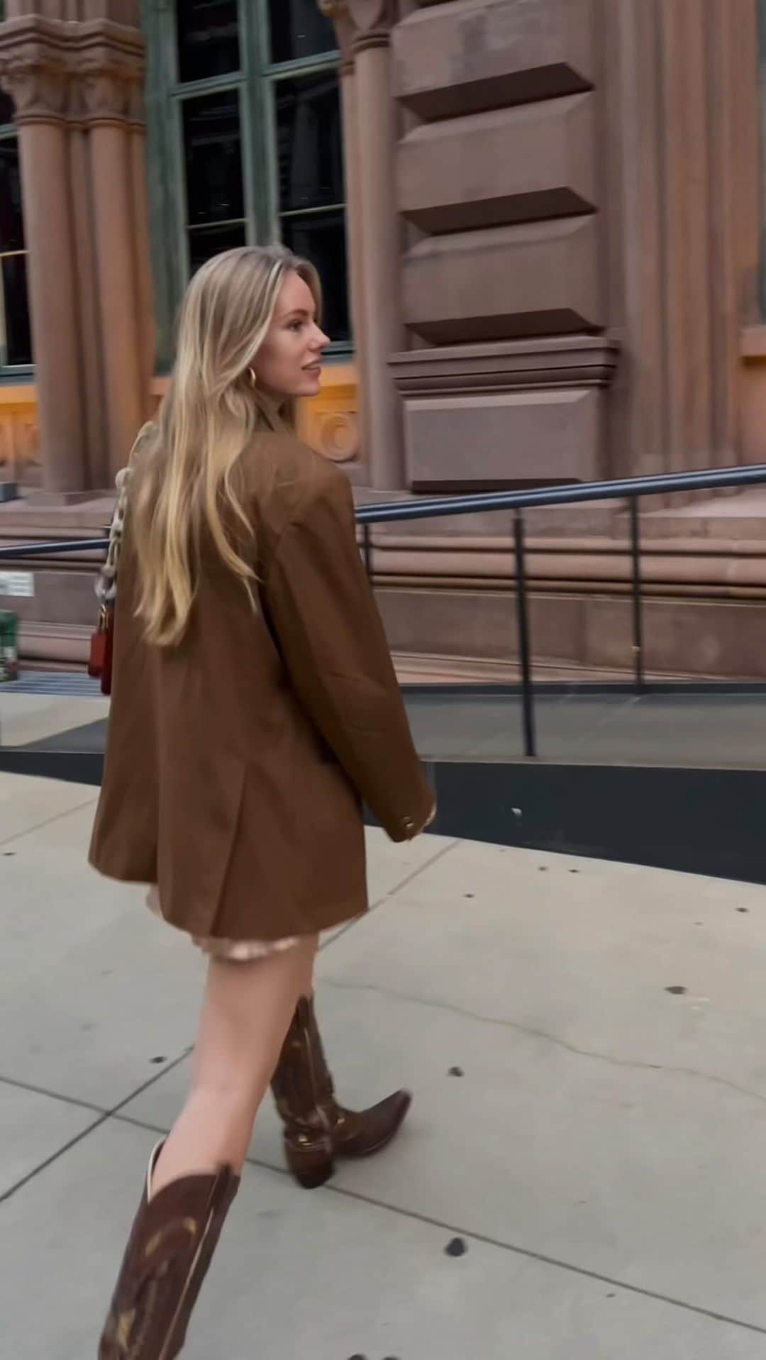 Annabel Smitのインスタグラム：「am I right? 💁🏼‍♀️   love a good cowboy boot with my fall and spring outfits 🍂  if you’re curious about the original audio of this video, check out my stories 😂  #fallfashion #falloutfits #ootd #fashion #styling #girlmath」