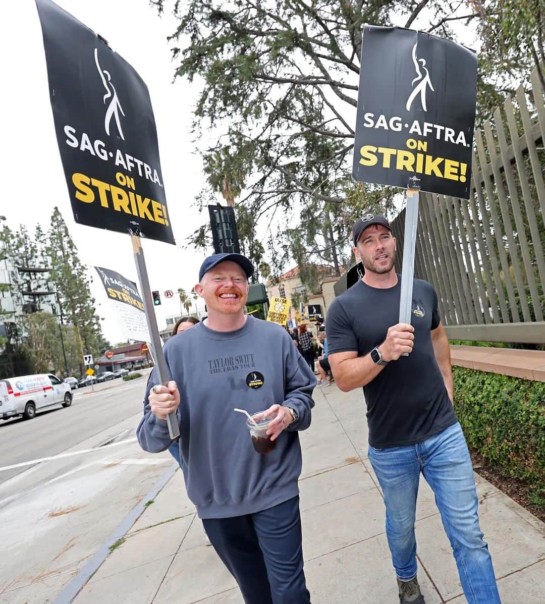 ジェシー・タイラー・ファーガソンのインスタグラム：「Get your butt out to the line! Power to the people. #sagaftrastrong @sagaftra」