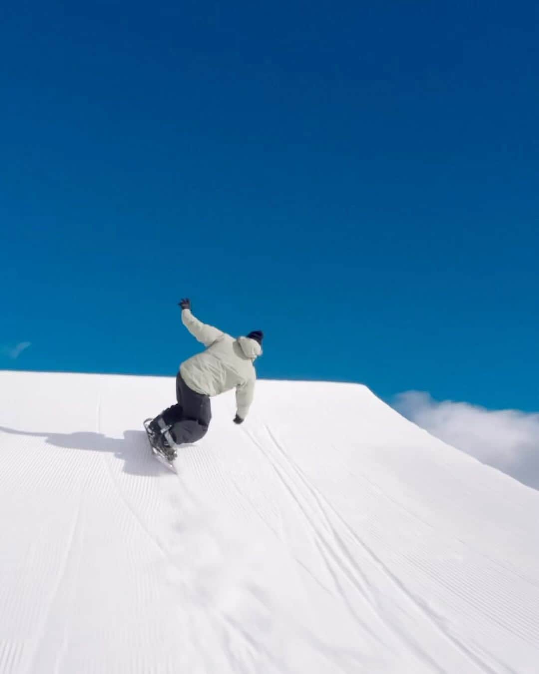 アナログクロージングのインスタグラム：「Brick on board! 🧱  @brockcrouch reminding us winter is around the corner with a few clips from @thestompinggroundspark.   🎥 @marinho_ramon_meyer  #Burton  #snowboarding」