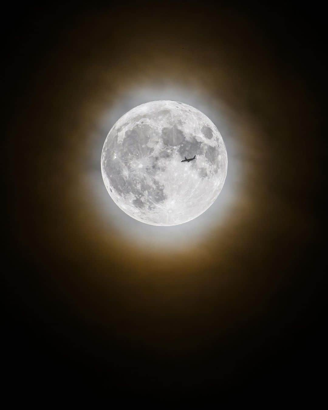 NikonUSAさんのインスタグラム写真 - (NikonUSAInstagram)「Are you ready for the full moon this weekend? Even if the weather isn't perfect, you can get a great shot. Don't forget your tripod! Swipe to see how Nikon Ambassador @toddowyoung used the Z 8 and NIKKOR Z 400mm f/4.5 VR S with the Z TELECONVERTER TC-1.4x for extended reach.  Looking for more tips? Tap the link in our bio. #moonphotography #astrophotography #supermoon」10月27日 5時31分 - nikonusa