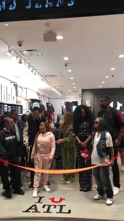 トゥルーレリジョンのインスタグラム：「ATL, come kick it with us at the Cumberland Mall.   Shout out to everyone who participated in our official ribbon cutting. ✂️」
