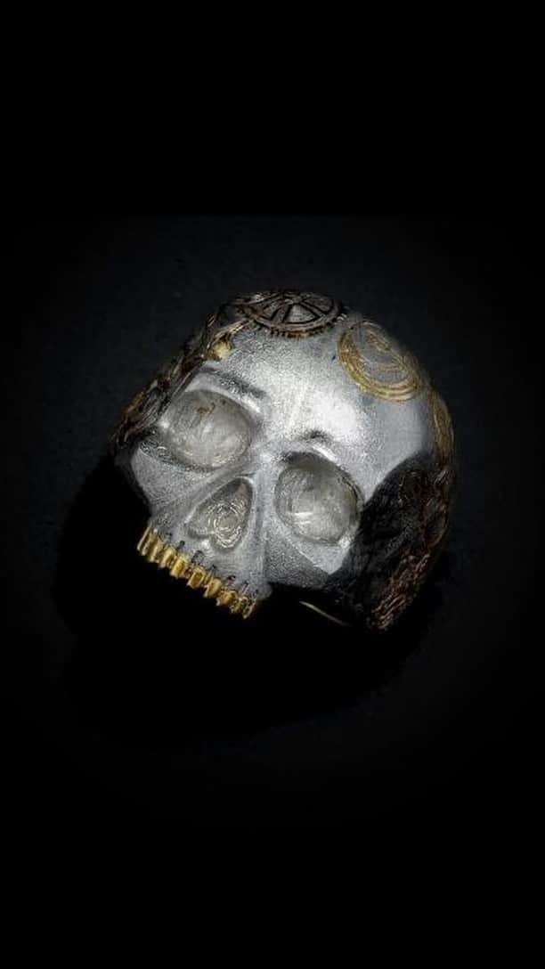 デイビット・ユーマンのインスタグラム：「Inspired by Memento Mori—the Medieval practice of reflecting on one’s mortality- this EY Signature ring is meticulously hand-crafted from meteorite and hand-engraved with 22K gold mechanical detailing – a one-of-a-kind piece.  For inquiries about purchasing, please contact customercare@davidyurman.com  #DavidYurman #EYSignature」