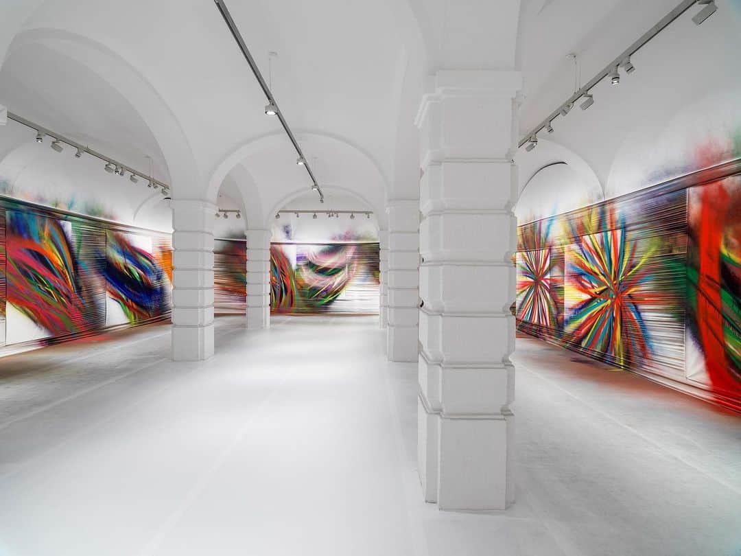 のインスタグラム：「An exhibition of work by Katharina Grosse (@katharina_grosse), titled "Warum Drei Töne Kein Dreieck Bilden," opens at the Albertina Museum (@albertinamuseum) in Vienna on Wednesday, November 1.   In this exhibition, whose title translates to "Why Three Tones Do Not Form a Triangle," Grosse has created vast, immersive images that spread out over the walls, ceiling, and floor, and into the space itself, of the Columned Hall at the Albertina in Vienna, allowing an immediate, walk-in experience of art. The artist temporarily relocated her studio to the Albertina and executed the work on-site, inviting viewers to see the paintings at different stages between work in progress and completion. Follow the link in our bio to learn more.  __________ #KatharinaGrosse #AlbertinaMuseum #Gagosian Installation view, "Katharina Grosse: Warum Drei Töne Kein Dreieck Bilden," Albertina, Vienna, November 1, 2023–February 25, 2024. Artwork © Katharina Grosse / Bildrecht, Wien 2023. Photo: Sandro E. E. Zanzinger Photographie」
