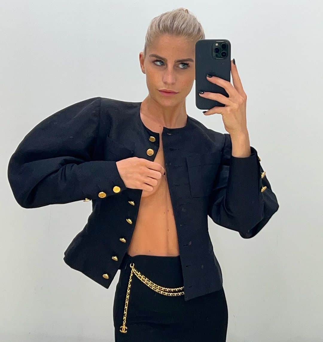 キャロライン・ダウルのインスタグラム：「comment your fav look 1,2,3,4,5 or 6? 🙃」