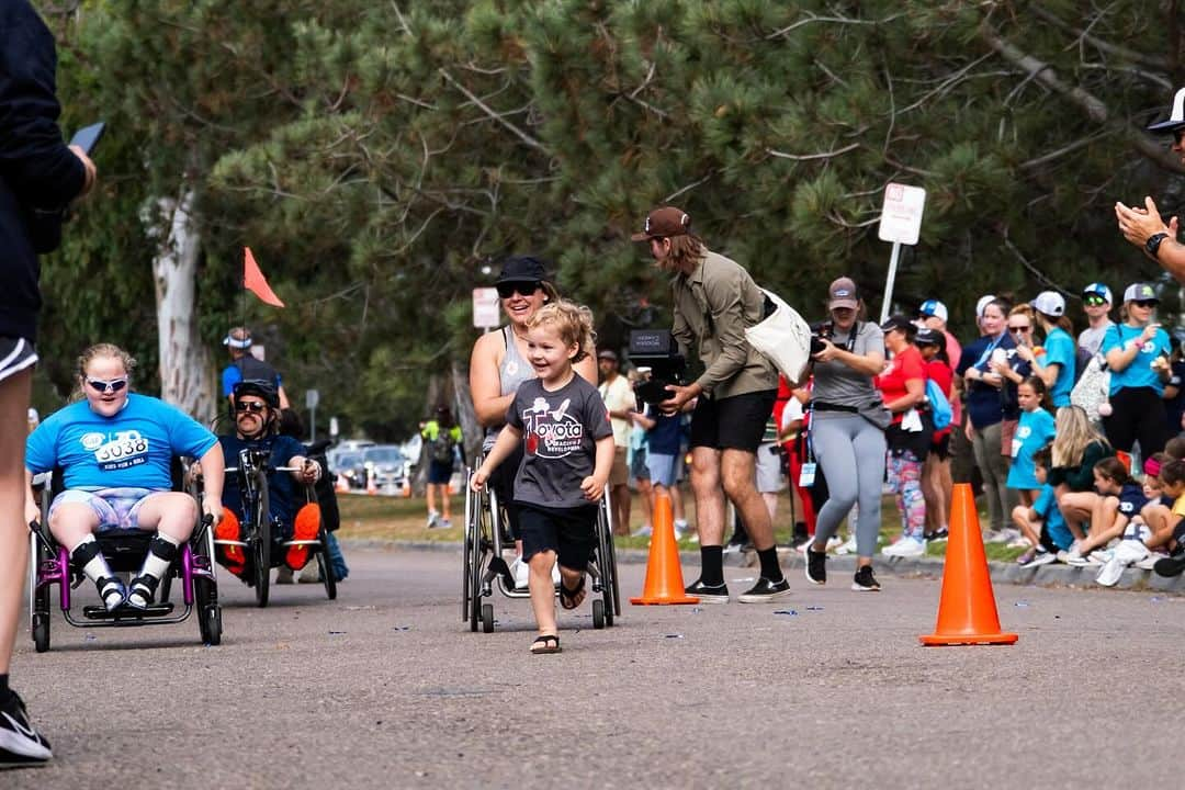 アラナ・ニコルズさんのインスタグラム写真 - (アラナ・ニコルズInstagram)「Looking back at the @cafoundation 30th annual triathlon challenge  ♿️ +🏊 +🚴 +🏃‍♀️  I always get a feeling of belonging during this event that I can’t get anywhere else. Being emersed in a huge group of people where it seems like there are more people WITH disabilities than without is especially empowering to me. But then to gain insight into how each individual is navigating their life; whether it’s in college playing basketball, or elementary school and what they are planning to be for Halloween or as an adult that’s navigating a career change…I see you. This community is so dynamic and resilient, I’m just honored to be a part of it.   Thank you CAF for all you do for so many (including the millions of dollars in grants funds you’ve given out) and maybe most importantly bringing us all together for this amazing weekend!!  @teamtoyota you’re support has made all the difference.   Swipe to the last pic of your girl flexin😂💪  #toyotapartner #letsgoplaces #teamtoyota   📸: @sydney_valiente luh yew」10月27日 5時51分 - alanathejane