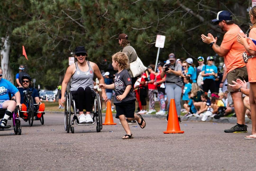 アラナ・ニコルズさんのインスタグラム写真 - (アラナ・ニコルズInstagram)「Looking back at the @cafoundation 30th annual triathlon challenge  ♿️ +🏊 +🚴 +🏃‍♀️  I always get a feeling of belonging during this event that I can’t get anywhere else. Being emersed in a huge group of people where it seems like there are more people WITH disabilities than without is especially empowering to me. But then to gain insight into how each individual is navigating their life; whether it’s in college playing basketball, or elementary school and what they are planning to be for Halloween or as an adult that’s navigating a career change…I see you. This community is so dynamic and resilient, I’m just honored to be a part of it.   Thank you CAF for all you do for so many (including the millions of dollars in grants funds you’ve given out) and maybe most importantly bringing us all together for this amazing weekend!!  @teamtoyota you’re support has made all the difference.   Swipe to the last pic of your girl flexin😂💪  #toyotapartner #letsgoplaces #teamtoyota   📸: @sydney_valiente luh yew」10月27日 5時51分 - alanathejane