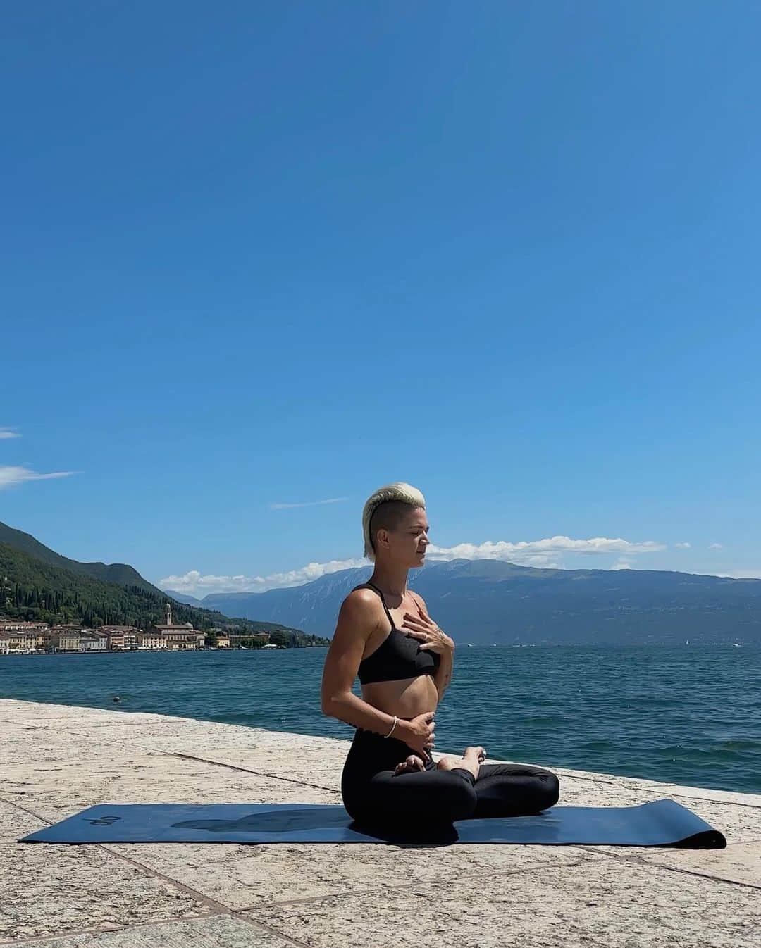 ALO Yogaさんのインスタグラム写真 - (ALO YogaInstagram)「The beauty of a yoga practice is it can be done anytime, anywhere ✨💫 @bentley.likethecar links breath and movement to cultivate presence + connection 🤍」10月27日 5時51分 - aloyoga