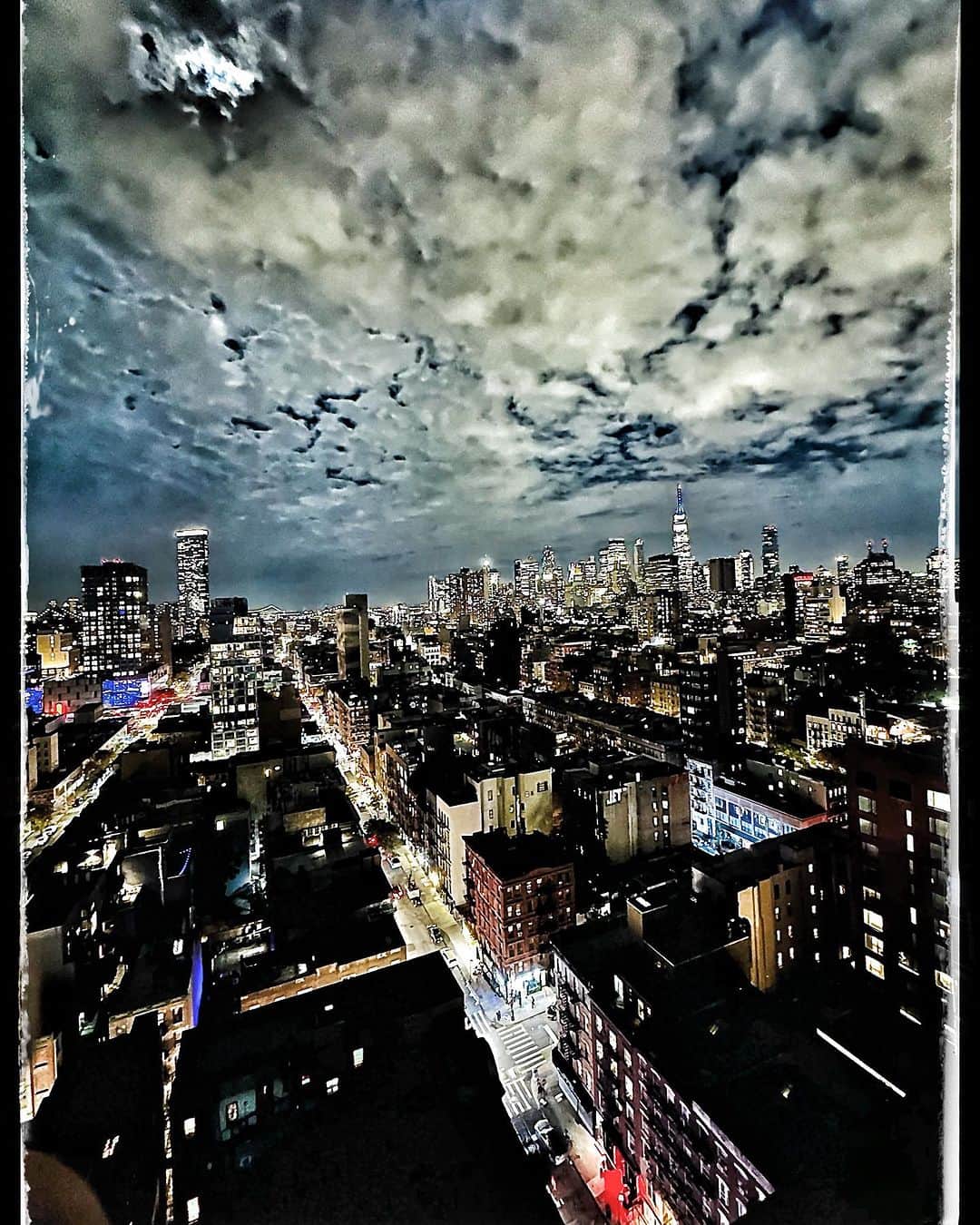 デビッド・モリシーのインスタグラム：「Skyline!」