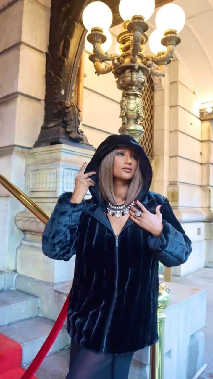 イマン・アブドゥルマジドのインスタグラム：「Style, warmth, and luxury! Join me LIVE from 11pm-midnight est tonight to shop the all new @imanglobalchic collection!   Exclusively @hsn & HSN.com! Link in bio  #IMANGlobalChic」