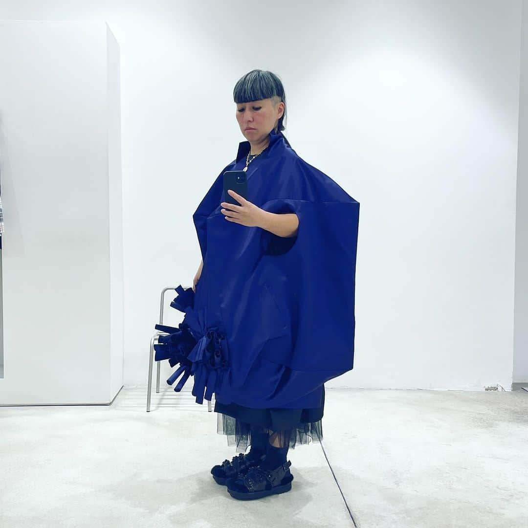 大森美希さんのインスタグラム写真 - (大森美希Instagram)「Trying on a boxy-shaped dress at the previous Comme des Garçons Paris Fbg St-Honoré store. Beautiful color!  コムデギャルソンのパリサントノレの旧店舗にて、ボックス型のドレスを試着させていただきました。紫は大好きな色、めちゃくちゃ美しいです。  #commedesgarconsparis #commedesgarcons #paris #commedesgarçons #dress #commedesgarconsaddiction #tryon #fashion #boutique #peoplewearingcommedesgarcons   #コムデギャルソン #パリ #フォーブールサントノレ通り #試着 #ファッション #モード #ギャルソン好き」10月27日 6時01分 - mikiomori_